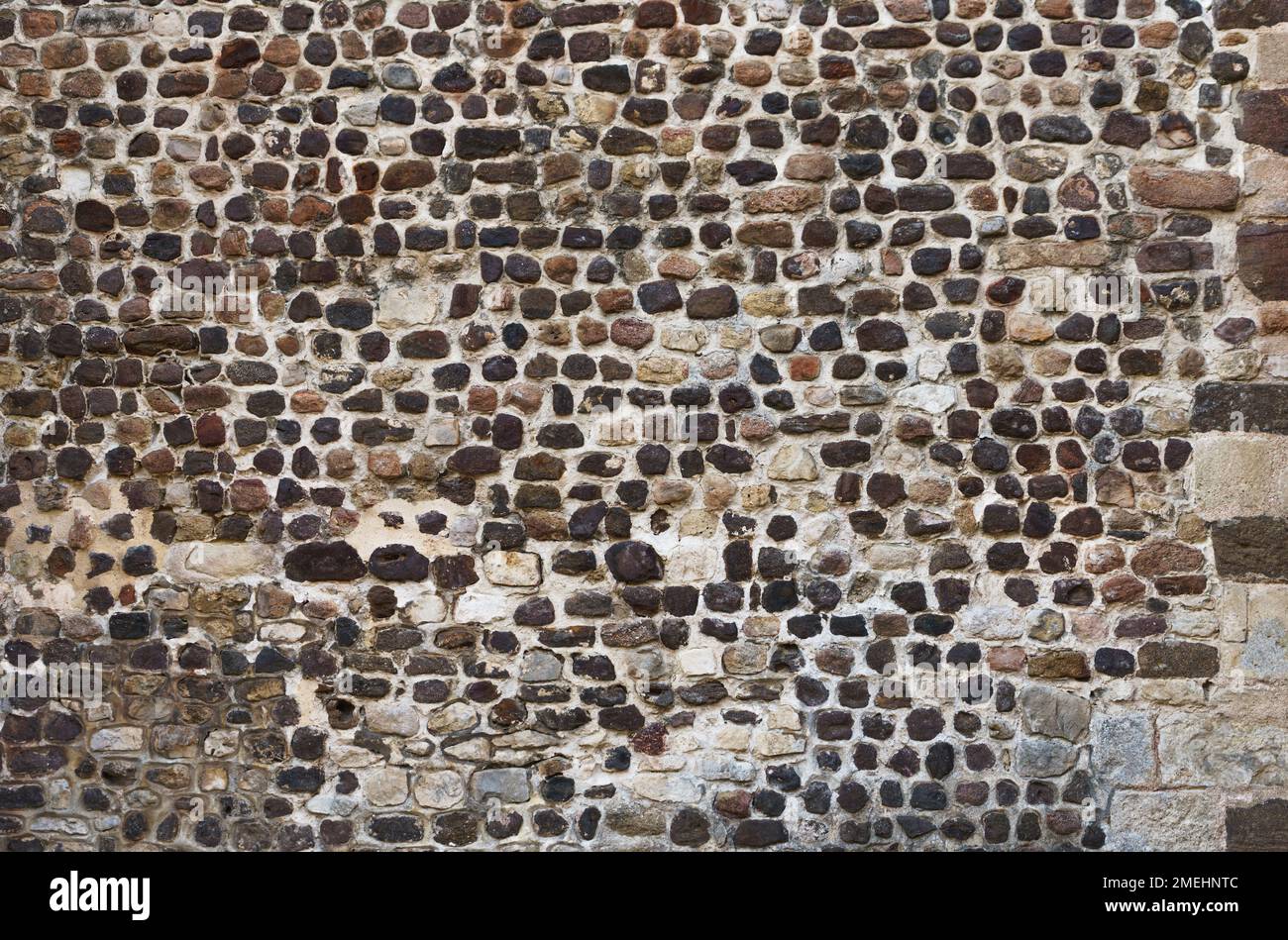 Blick auf die alte Mauer mit Steinen in warmen Farbtönen. Konzept für Hintergründe und Texturen. Stockfoto Blick auf die alte Mauer mit Steinen in warmen Farbtönen. Konzept für Hintergründe und Texturen. Stockfoto
