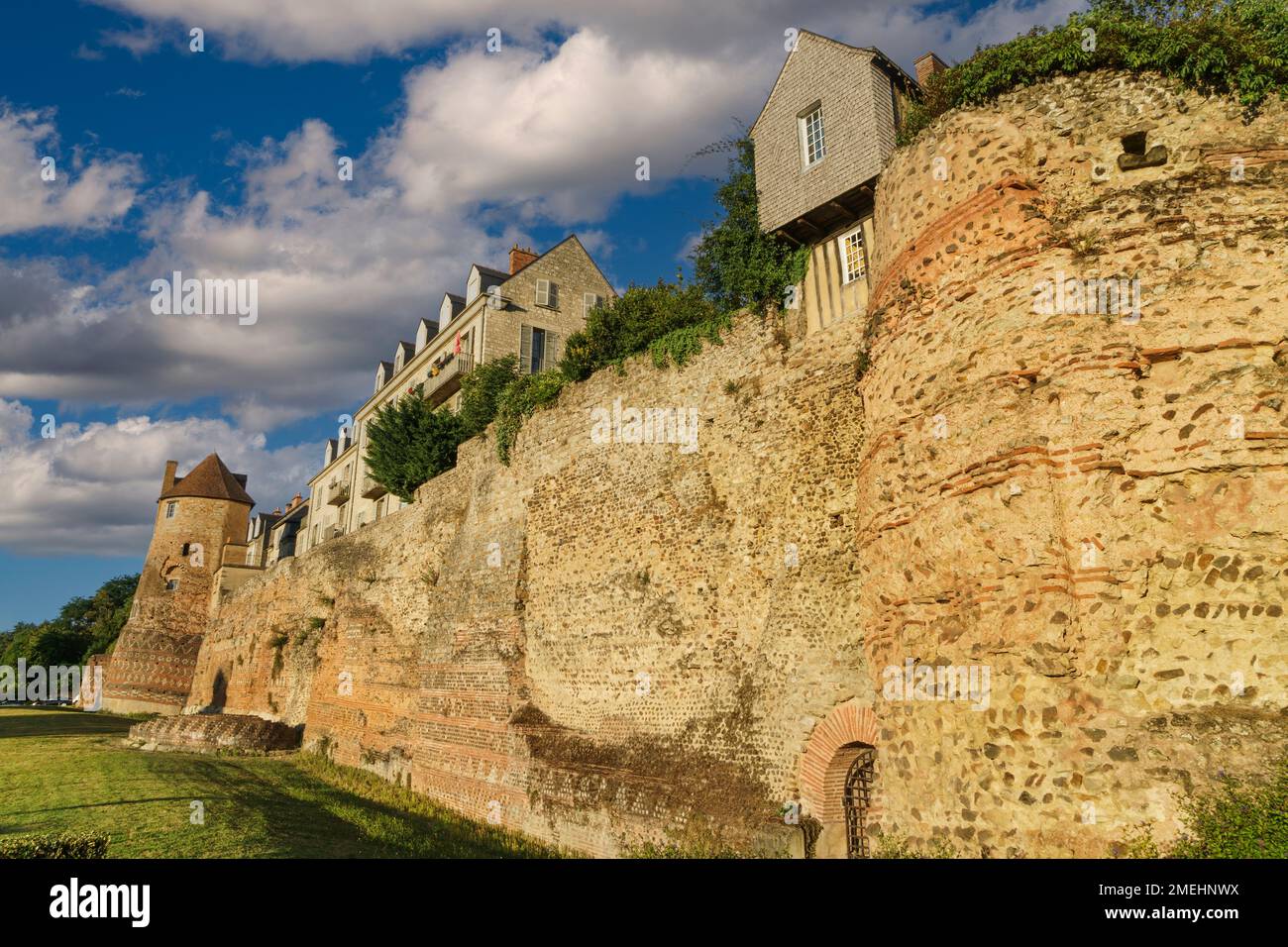 Blick auf die alte galloromanische Mauer von Lemans in Frankreich, erbaut mit Steinen in warmen Farbtönen. Stockfoto Blick auf die alte galloromanische Mauer von Lemans in Frankreich, erbaut mit Steinen in warmen Farbtönen. Stockfoto