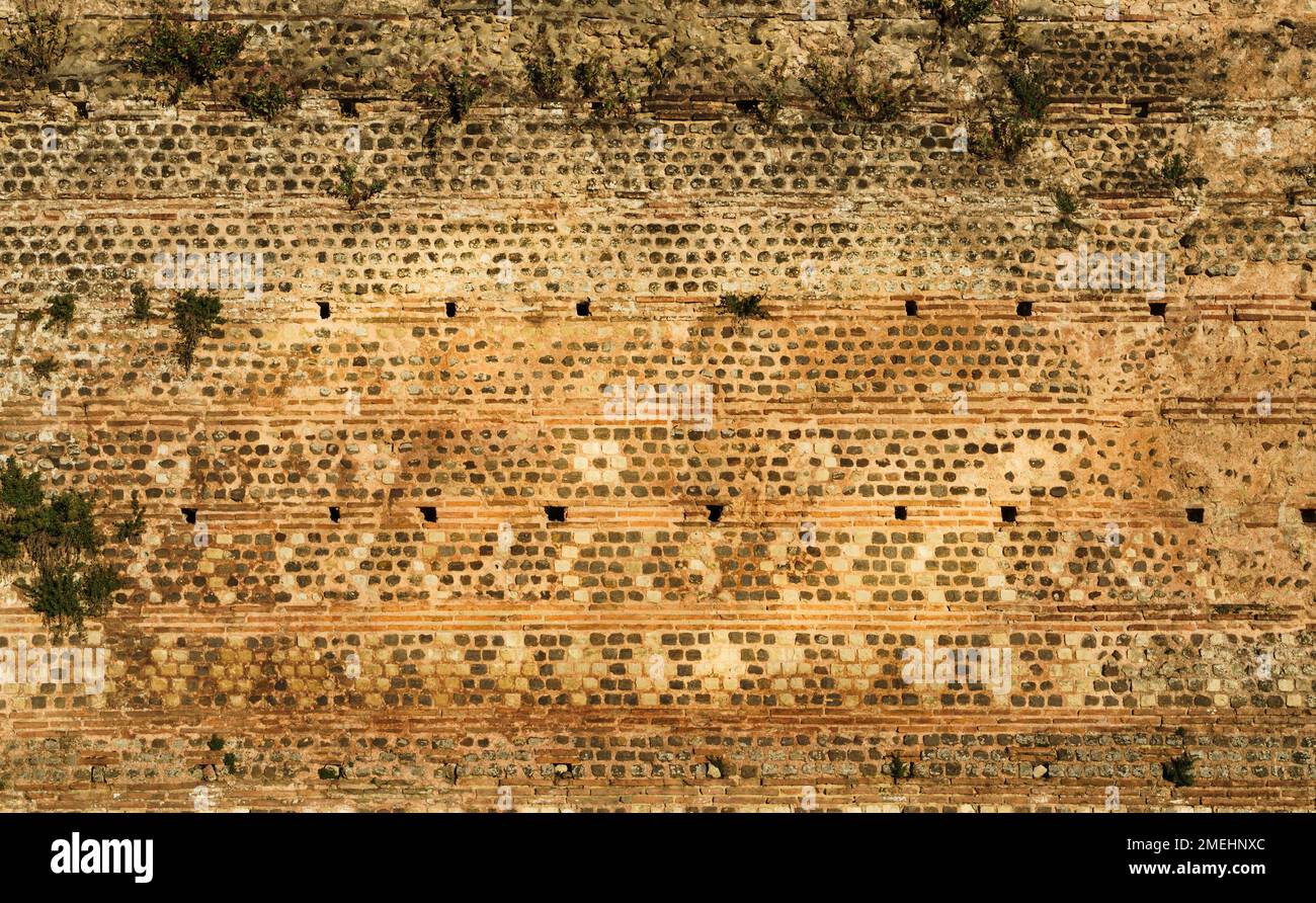 Blick auf die alte galloromanische Mauer von Le Mans in Frankreich, erbaut mit Steinen in warmen Farbtönen. Konzept für Hintergründe und Texturen. Stockfoto Blick auf die alte galloromanische Mauer von Le Mans in Frankreich, erbaut mit Steinen in warmen Farbtönen. Konzept für Hintergründe und Texturen. Stockfoto
