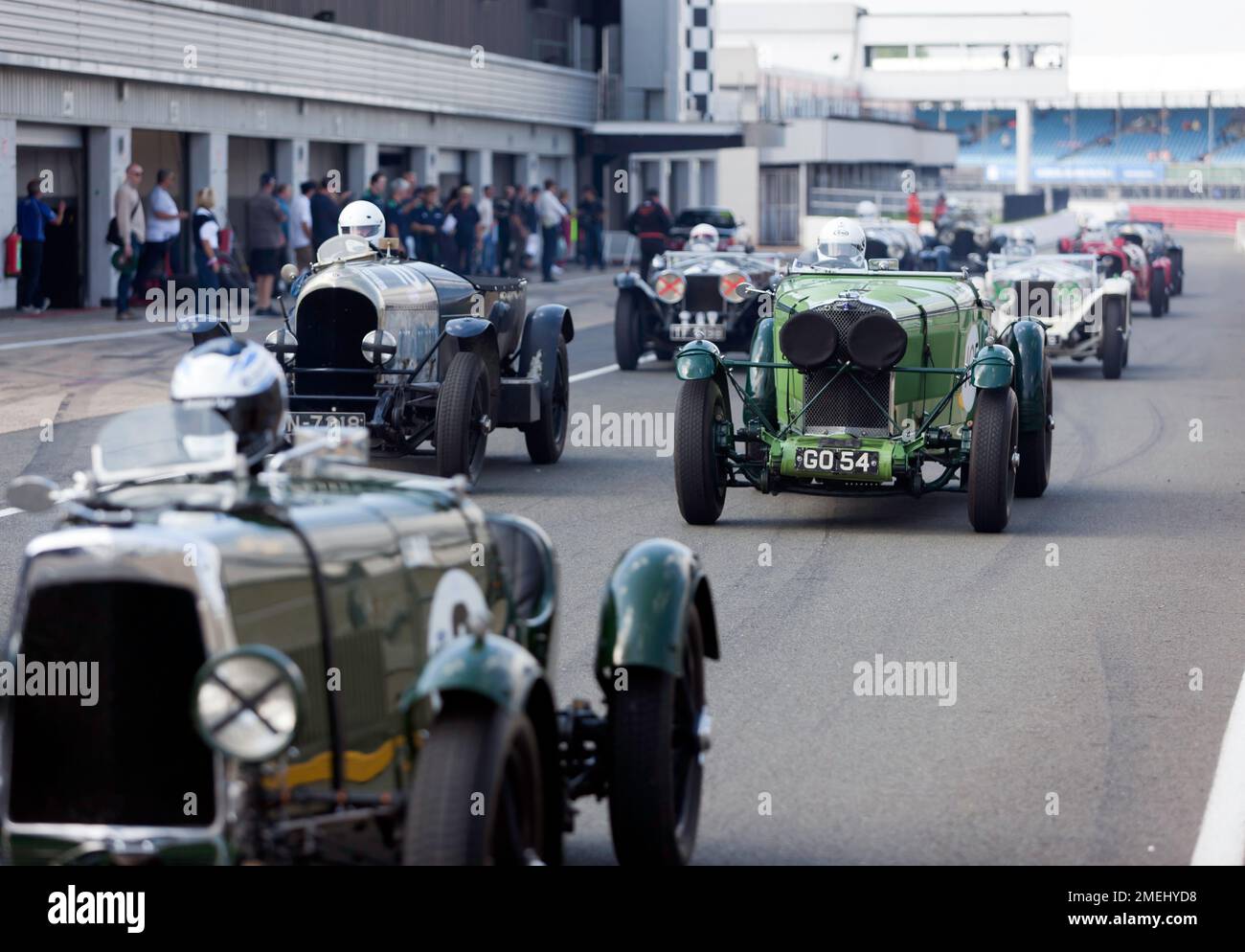 Die Teilnehmer begeben sich auf die Rennstrecke, um das MRL Pre-war Sports Car „BRDC 500“-Rennen auf dem Silverstone Classic 2022 zu starten Stockfoto