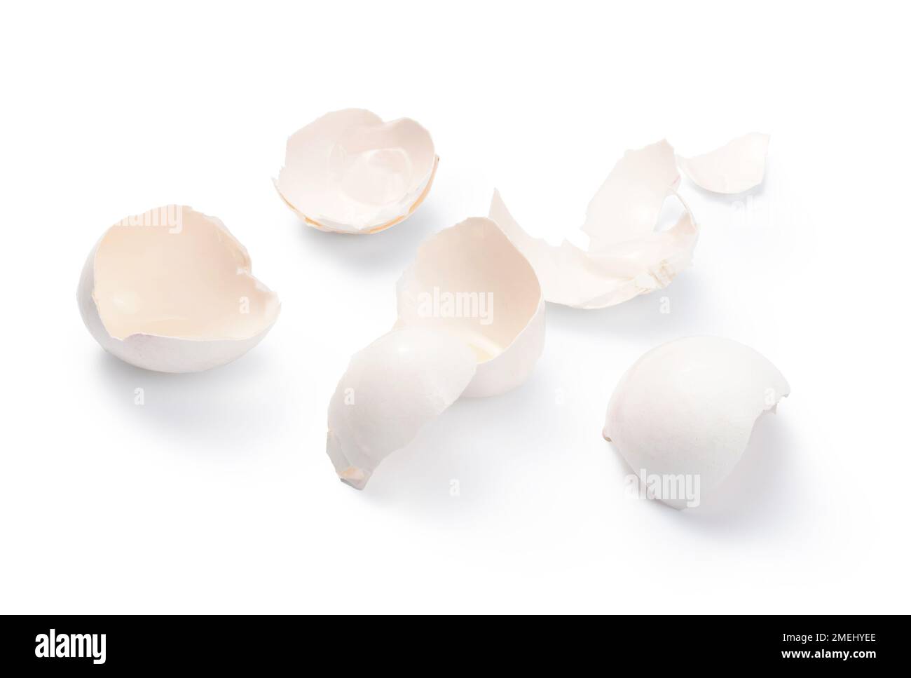 Eischale isoliert. Eierschale auf weißem Hintergrund. Stockfoto