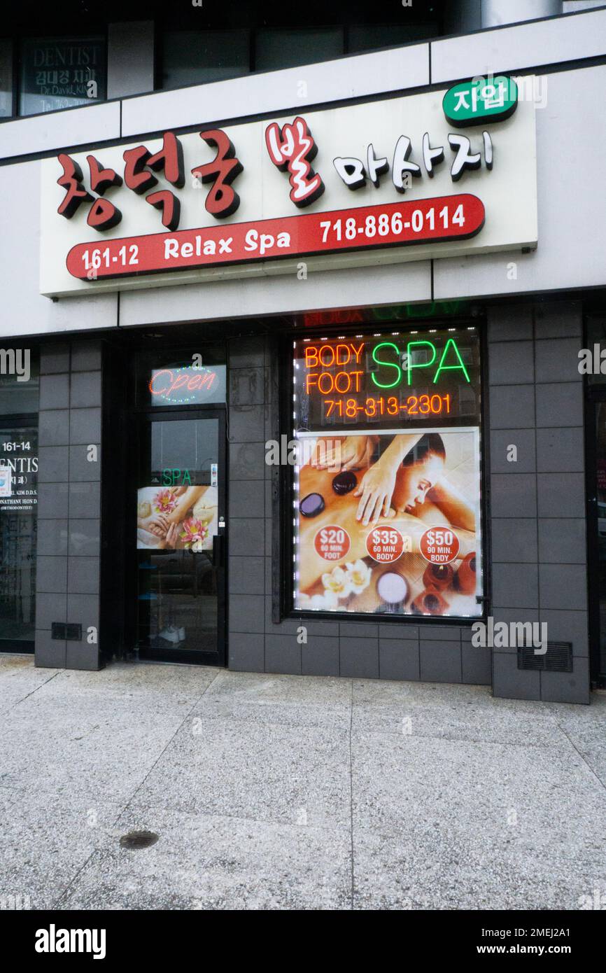 Das Exterieur des RELAX SPA bietet individuelle Körpermassagen, Fußreflexzonenmassage und Hot-Stone-Behandlungen. In Flushing, Queens, New York Stockfoto