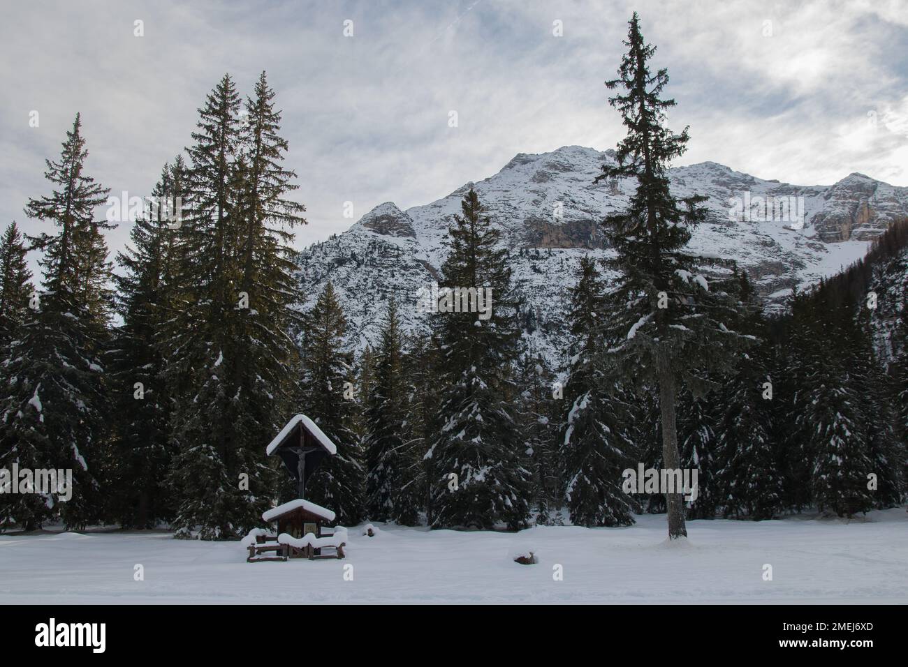 Winterwunderland: Blick auf die schneebedeckten dolomiten in Veneto, Italien Stockfoto