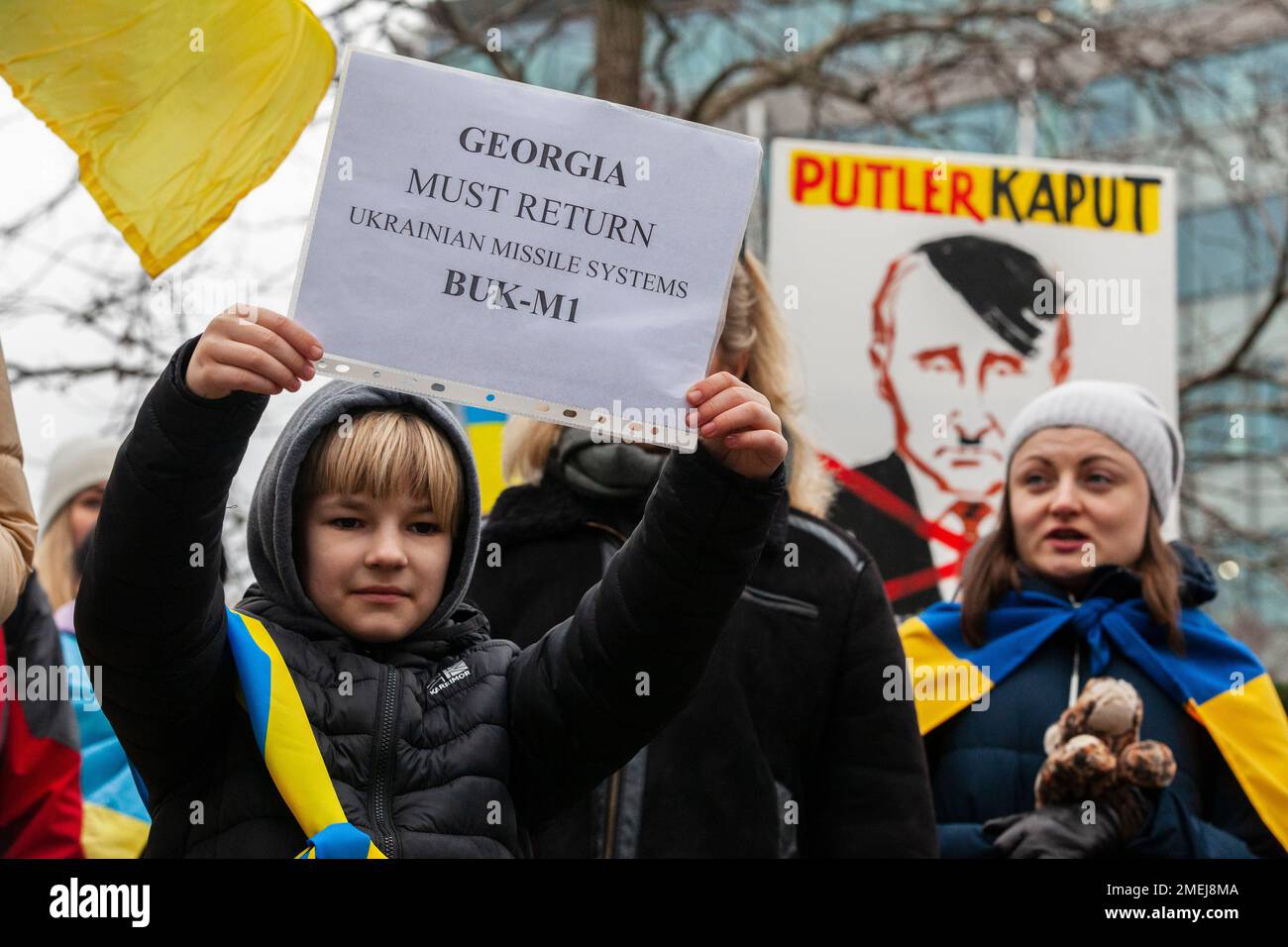 Brüssel, Belgien. 23. Januar 2023. Nicolas Landemard/Le Pictorium - Treffen der ukrainischen Gemeinschaft vor den europäischen Institutionen - 23/1/2023 - Belgien/Brüssel/Brüssel - 100 Personen (überwiegend ukrainische Herkunft) Heute vor dem Gebäude der Europäischen Kommission versammelt, um die Lieferung von Panzern durch Europa und die Vereinigten Staaten während einer Tagung des Europäischen Rates für Auswärtige Angelegenheiten zu fordern. Kredit: LE PICTORIUM/Alamy Live News Stockfoto