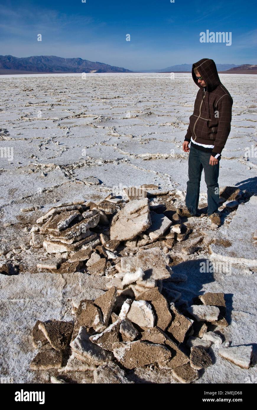 Junge Wanderer, die Salzplatten in Salt Flats, Badwater, Death Valley National Park, Kalifornien, USA bestaunen Stockfoto