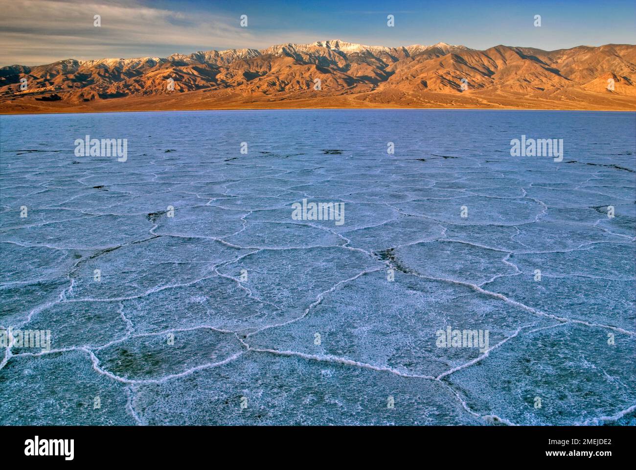 Verdampfungsmuster von Salz in Salt Flats, Panamint Range in der Ferne, bei Sonnenaufgang, Death Valley National Park, Kalifornien, USA Stockfoto