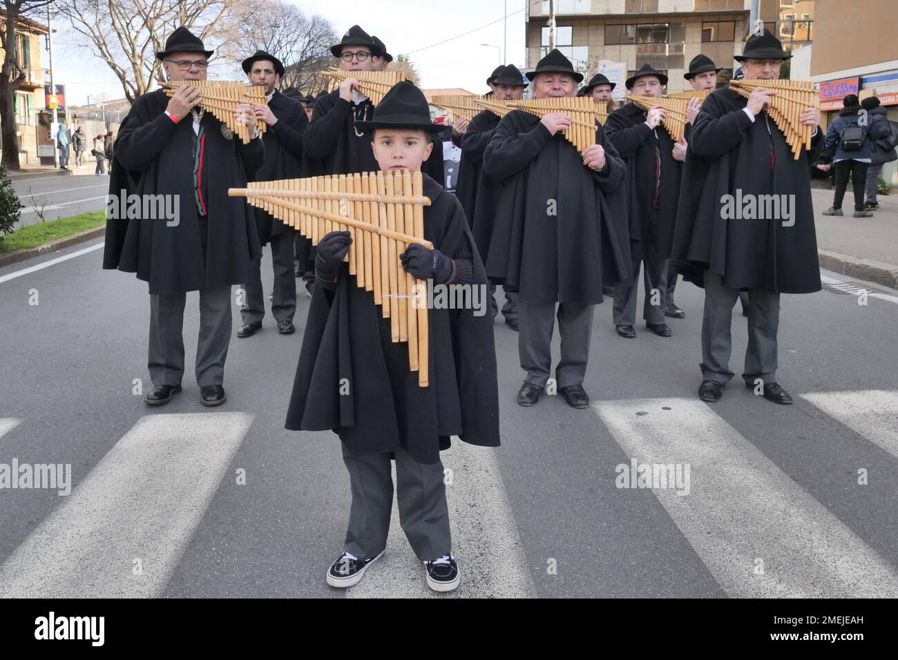 Pan Flöte Ensemble tritt in den Straßen der Stadt auf, um Bergamo Brescias Kulturhauptstadt 2023 zu feiern Stockfoto