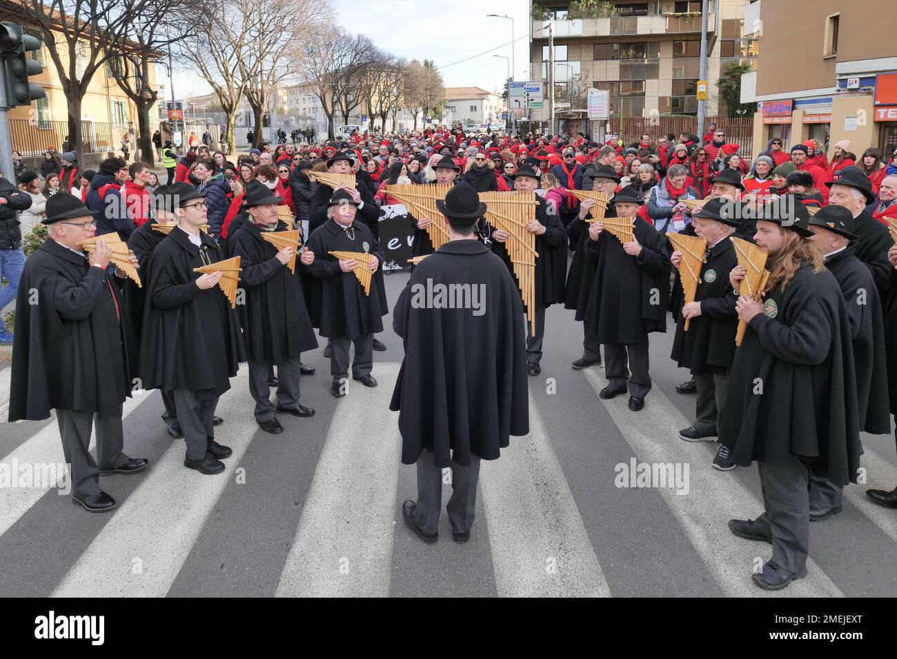 Pan Flöte Ensemble tritt in den Straßen der Stadt auf, um Bergamo Brescias Kulturhauptstadt 2023 zu feiern Stockfoto