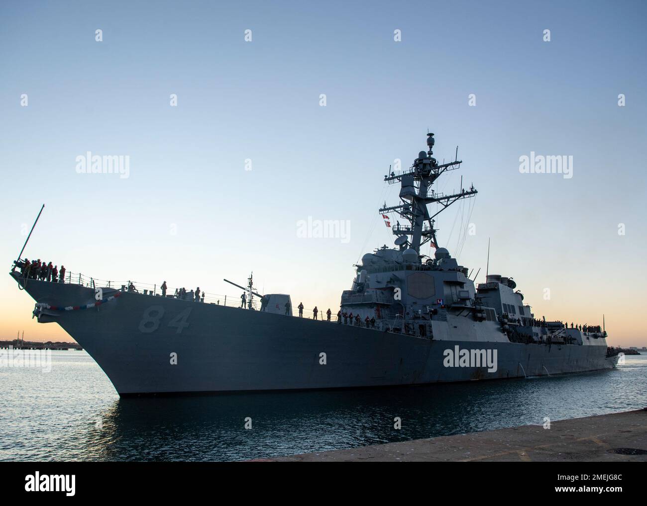 MARINESTÜTZPUNKT ROTA, Spanien (17. August 2022) der Arleigh-Burke-Class-Guided-Missile Destroyer USS Bulkeley (DDG 84) fährt am Marinestützpunkt (NAVSTA) Rota, Spanien, 17. August 2022 in den Hafen. Marinestützpunkt Rota erhält die Flotte, ermöglicht den Kämpfer und unterstützt die Familie durch die Durchführung von Luftbetrieb, Hafenbetrieb, die Gewährleistung von Sicherheit, die Gewährleistung der Lebensqualität und die Bereitstellung der Kerndienstleistungen in den Bereichen Energie, Wasser, Treibstoff und Informationstechnologie. Stockfoto
