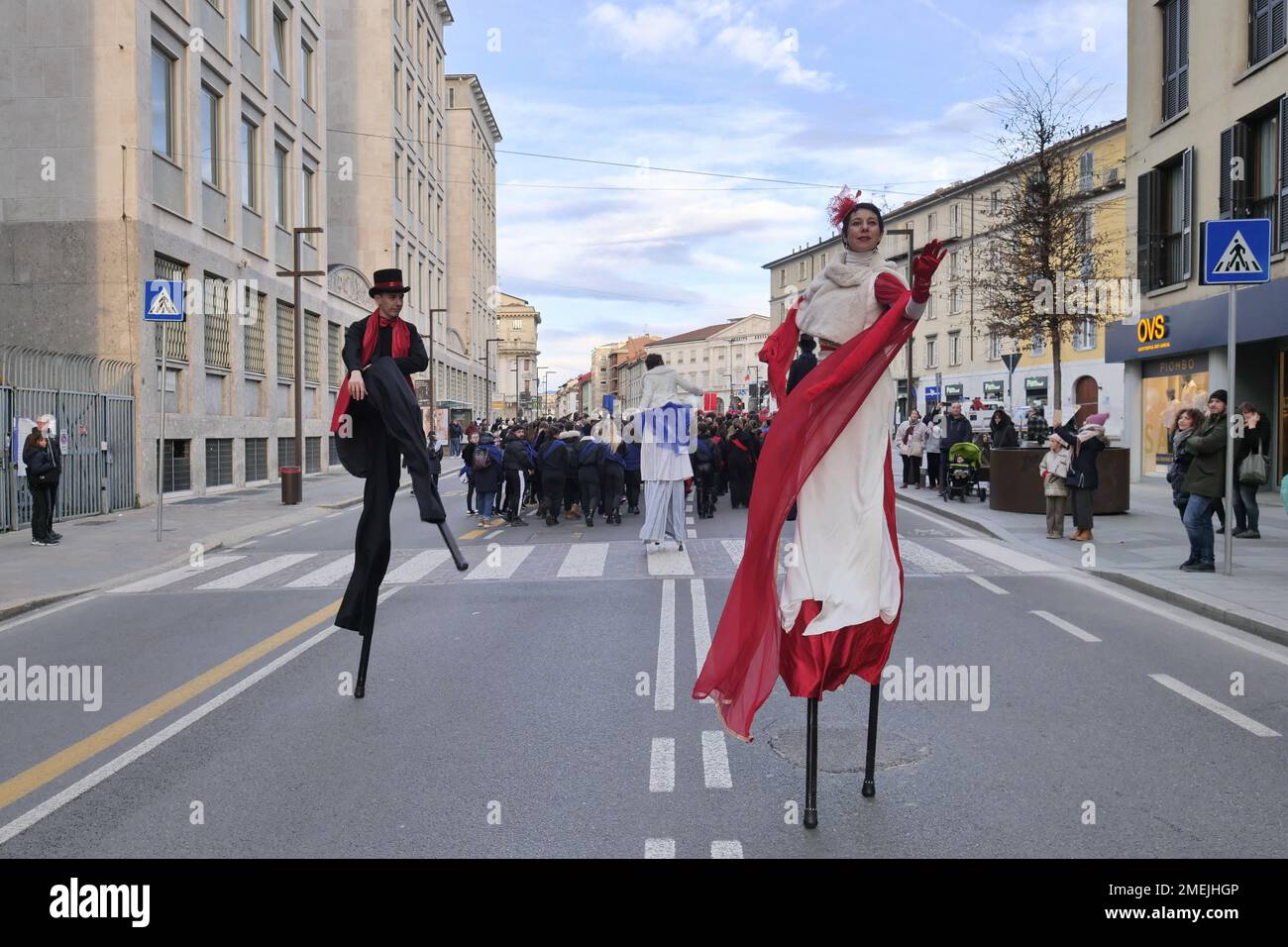 Akrobaten und Stelzenläufer paratieren durch die Straßen der Stadt, um Bergamo Brescias Kulturhauptstadt 2023 zu feiern Stockfoto