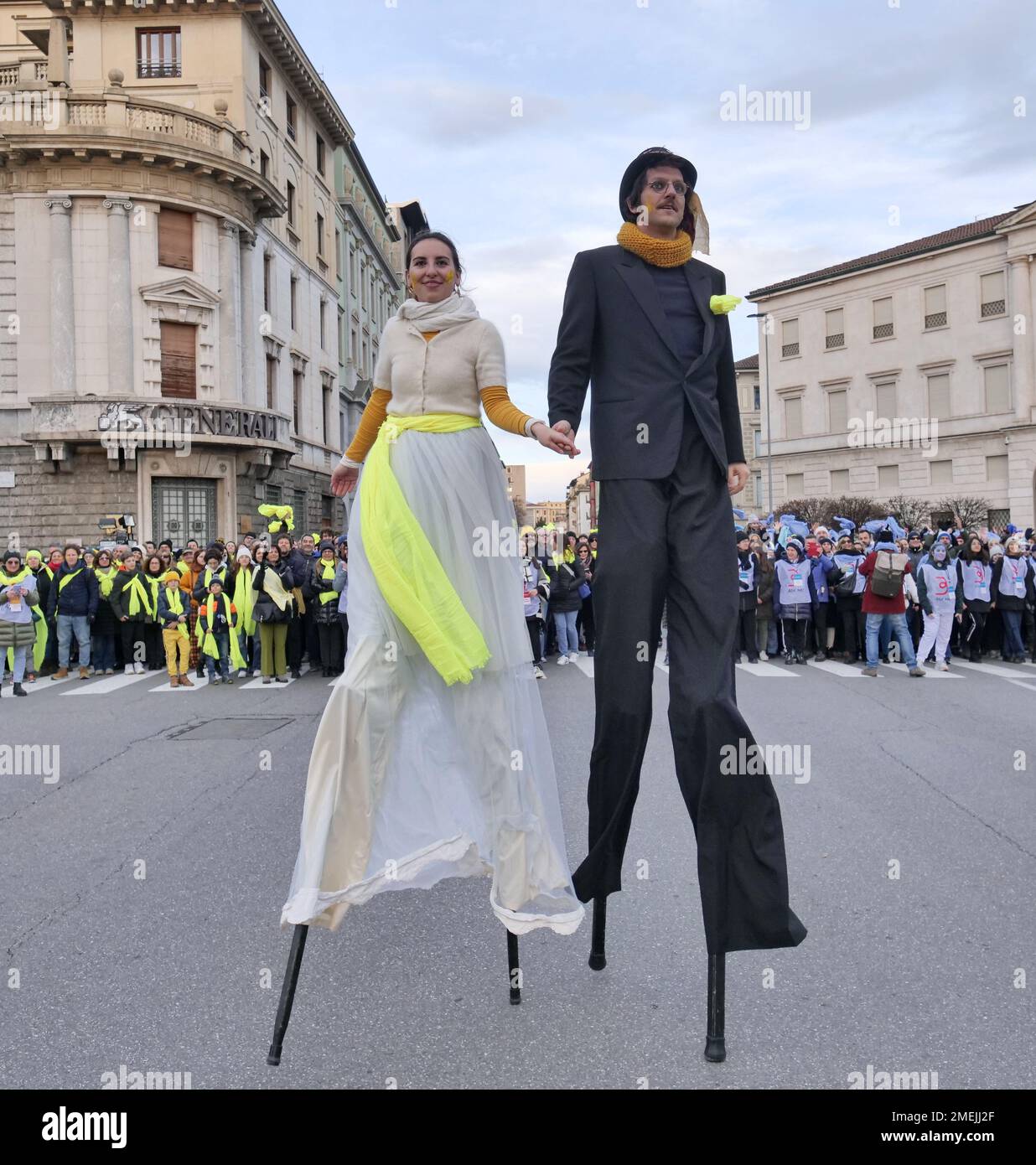 Akrobaten und Stelzenläufer paratieren durch die Straßen der Stadt, um Bergamo Brescias Kulturhauptstadt 2023 zu feiern Stockfoto