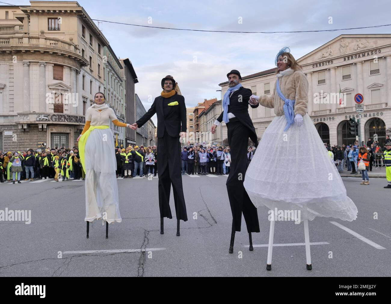 Akrobaten und Stelzenläufer paratieren durch die Straßen der Stadt, um Bergamo Brescias Kulturhauptstadt 2023 zu feiern Stockfoto