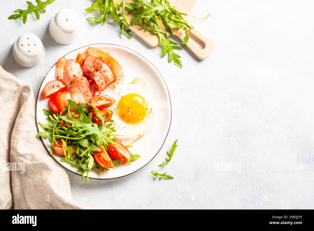 Keto-Diät. Becon, Eier und frischer Salat. Stockfoto