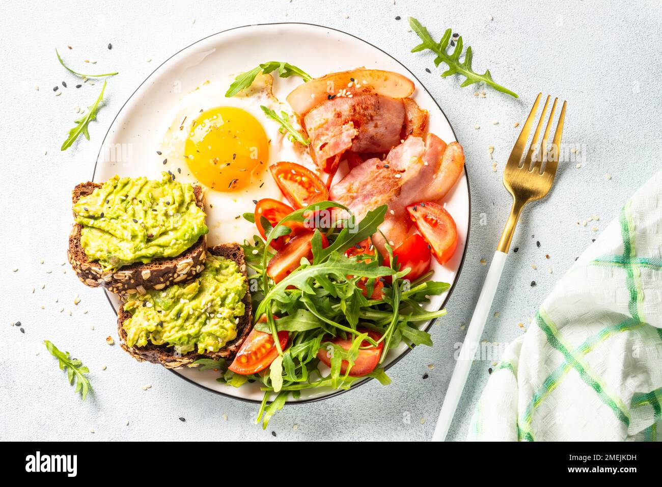 Gesundes Frühstück oder Mittagessen. Becon, Eier und frischer Salat. Stockfoto
