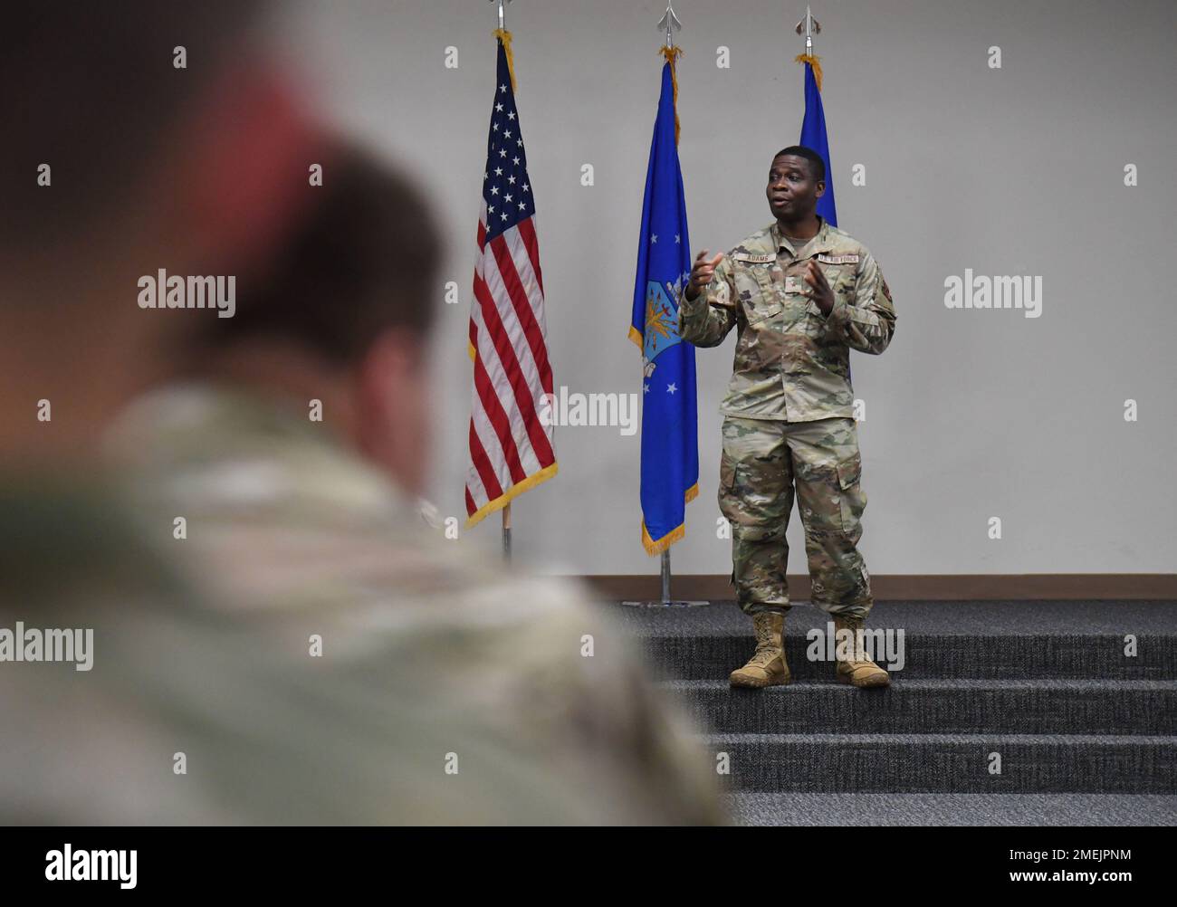 USA Luftwaffenbrücke. General Terrence Adams, Special Assistant, Cyber Effects Operations, Hauptquartier USA Air Force, The Pentagon, Arlington, Virginia, spricht mit Mitgliedern des 336. Trainingsgeschwaders während eines Sammelgesprächs in der Roberts Consolidated Aircraft Maintenance Facility am Keesler Air Force Base, Mississippi, am 15. August 2022. Adams besuchte außerdem die 333. Und 336. Trainingsstaffel, um das Staffelpersonal zu treffen und zu begrüßen, die Mission der Staffel zu verstehen und über neue Innovationen informiert zu werden. Stockfoto