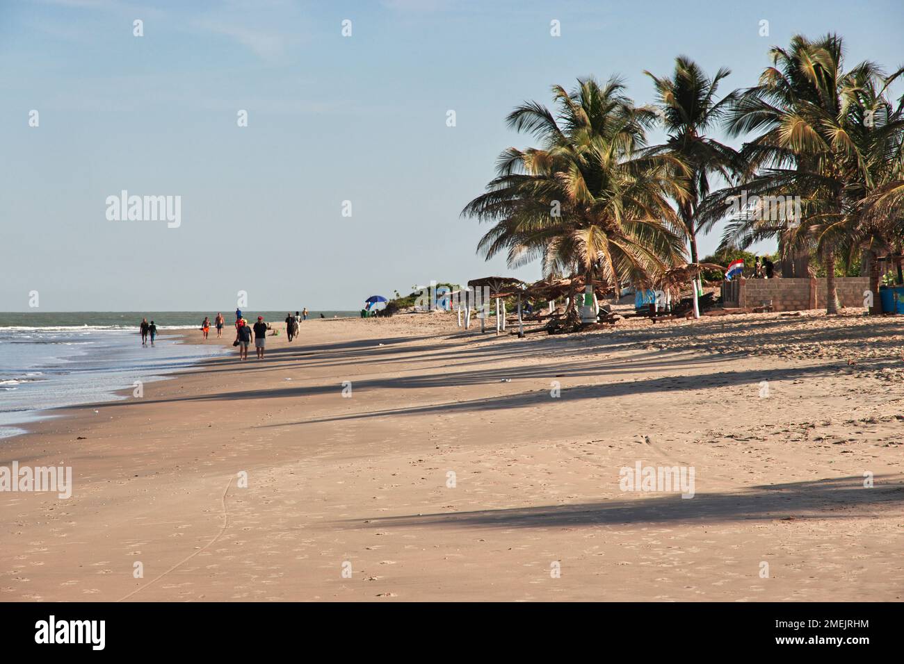 Der Atlantikstrand in der Gegend von Serekunda, Gambia, Westafrika Stockfoto