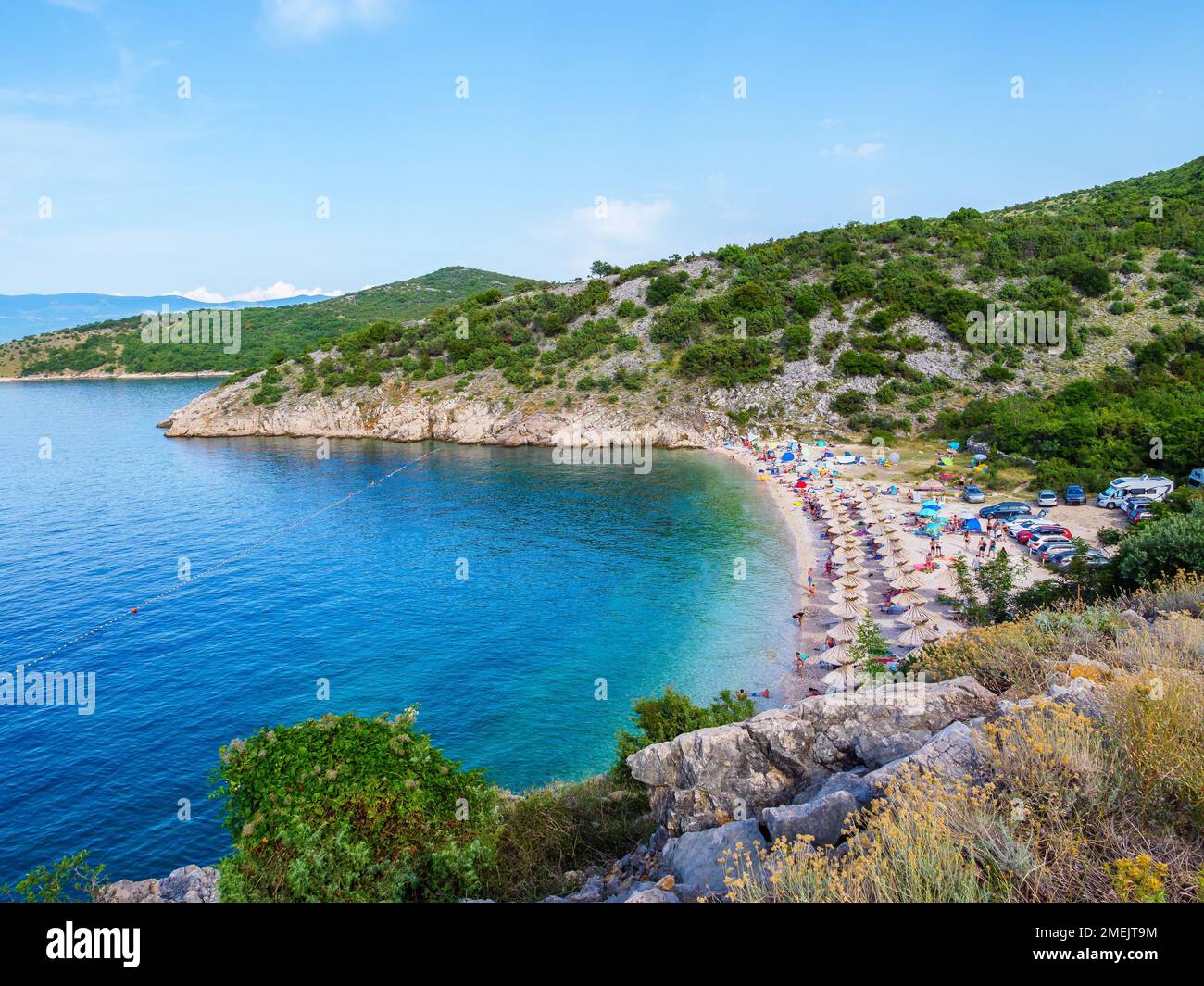 Die Leute auf Urlaub am Omisalj Strand mit wunderschöner Natur an der Küste der Insel Krk Stockfoto