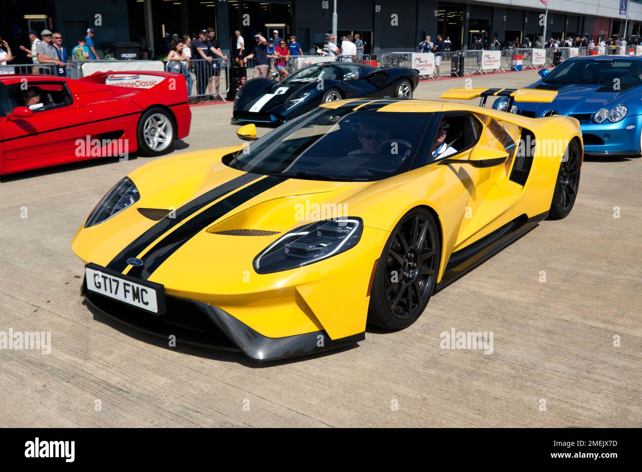 Dreiviertel Vorderansicht eines gelben, 2017, Ford GT, Vorbereitung auf die Yokohama Legends Track Parade im Silverstone Classic 2022 Stockfoto