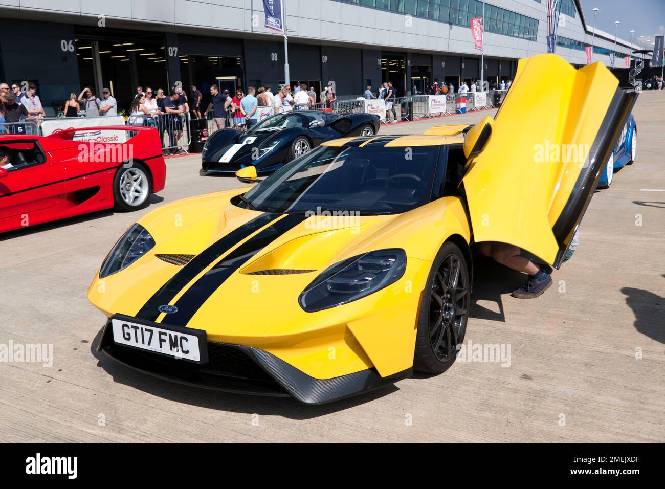 Dreiviertel Vorderansicht eines gelben, 2017, Ford GT, Vorbereitung auf die Yokohama Legends Track Parade im Silverstone Classic 2022 Stockfoto