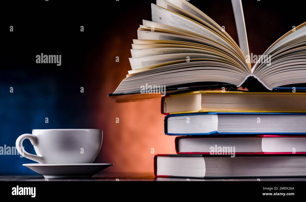 Eine Komposition mit Büchern und einer Tasse Kaffee. Stockfoto