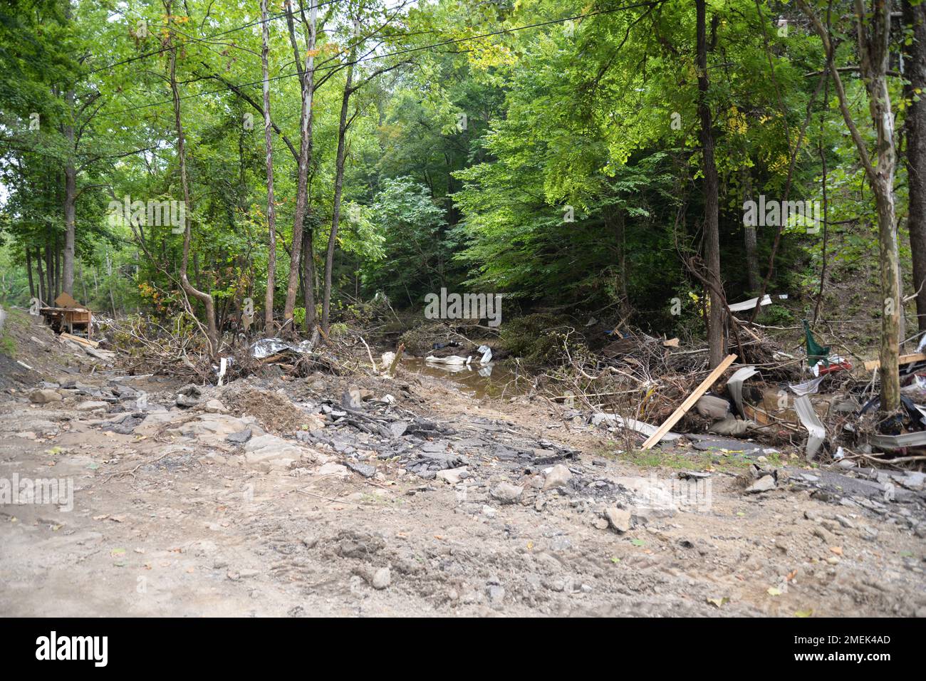 USA Das Personal des Army Corps of Engineers im Louisville District beobachtet Trümmer und Schäden, die in Squabble Creek, einem Nebenfluss neben dem Buckhorn Dam Tailwater in Buckhorn, Kentucky, am 17. August 2022 zurückgelassen wurden. Im Südosten Kentuckys gab es am Abend des 28. Juli 2022 sechs bis acht Zentimeter Regen, was zu den katastrophalsten Überschwemmungen in der Geschichte der Region führte. Die USA Das Army Corps of Engineers Louisville District spielt eine wichtige Rolle bei den Wiederaufbaumaßnahmen, unterstützt das Commonwealth und bereinigt gleichzeitig zwei seiner eigenen Seenprojekte, die dem standgehalten haben Stockfoto