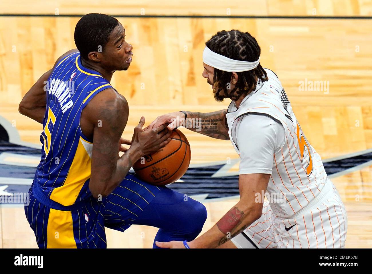 Orlando Magic guard Cole Anthony, right, strips the ball away from Indiana Pacers guard Edmond Sumner (5) during the first half of an NBA basketball game, Sunday, April 25, 2021, in Orlando, Fla. (AP Photo/John Raoux) Stockfoto