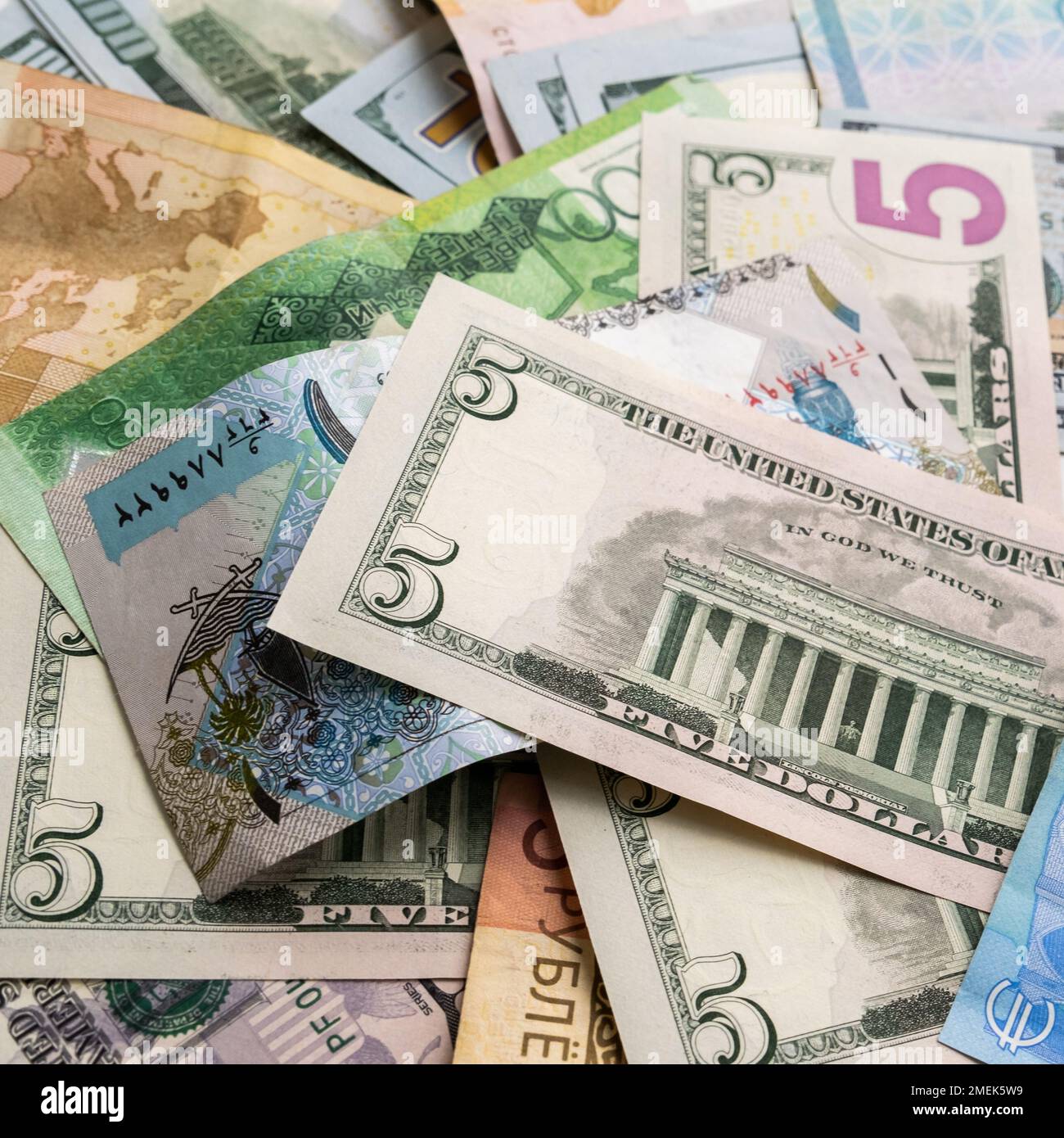 Hintergrund verschiedener Banknoten in Dollar, Euro, Rubel, belarussischer Rubel und anderer Währung. Stockfoto