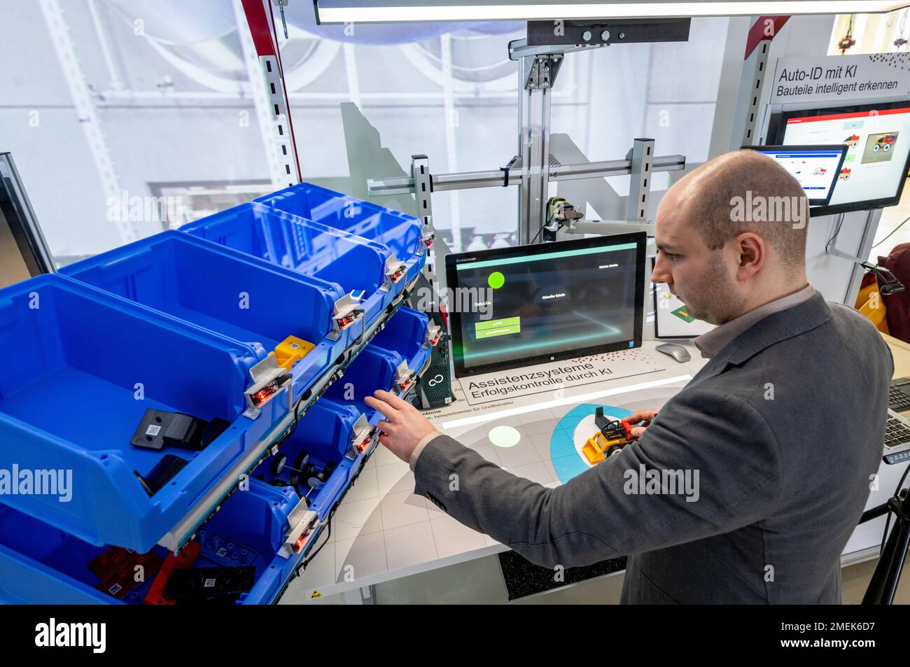 24. Januar 2023, Sachsen, Chemnitz: Martin Folz vom SME Digital Center an der Technischen Universität Chemnitz demonstriert den Einsatz eines Assistenzsystems mit Erfolgsüberwachung mittels künstlicher Intelligenz in der experimentellen und digitalen Fabrik der Universität. Die Modell- und Lernfabrik der Universität beschäftigt sich mit der Erforschung, Entwicklung und Qualifizierung innovativer Konzepte und Technologien der Digitalisierung. Ziel ist es, neue Konzepte und Technologien in einem industrieorientierten Produktionsumfeld zu erproben und deren Umsetzung in die Praxis zu fördern. Bei seinem Treffen außerhalb der Stadt in Stockfoto