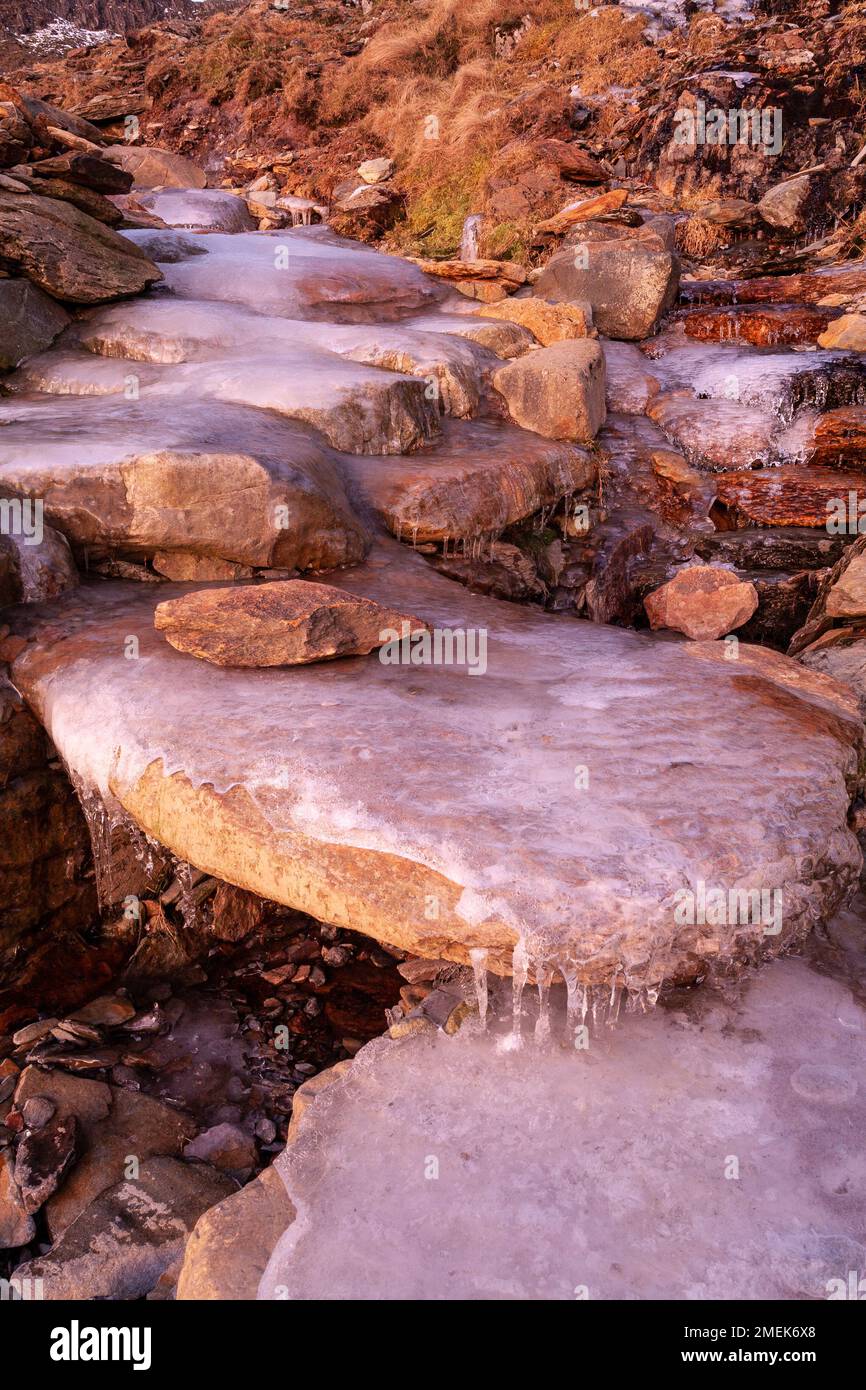 Eisbedeckter Steinweg im Winter, Snowdonia, Nordwales Stockfoto