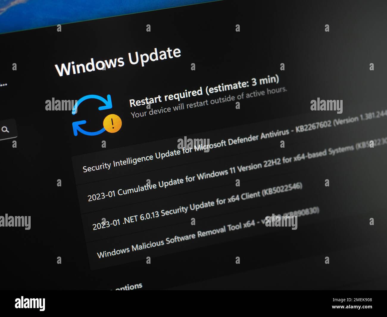 Galati, Rumänien - 20. Januar 2023: Nahaufnahme des Laptopbildschirms auf Windows 11-Updates prüfen. Windows 11 muss neu gestartet werden, um das Update durchzuführen Stockfoto