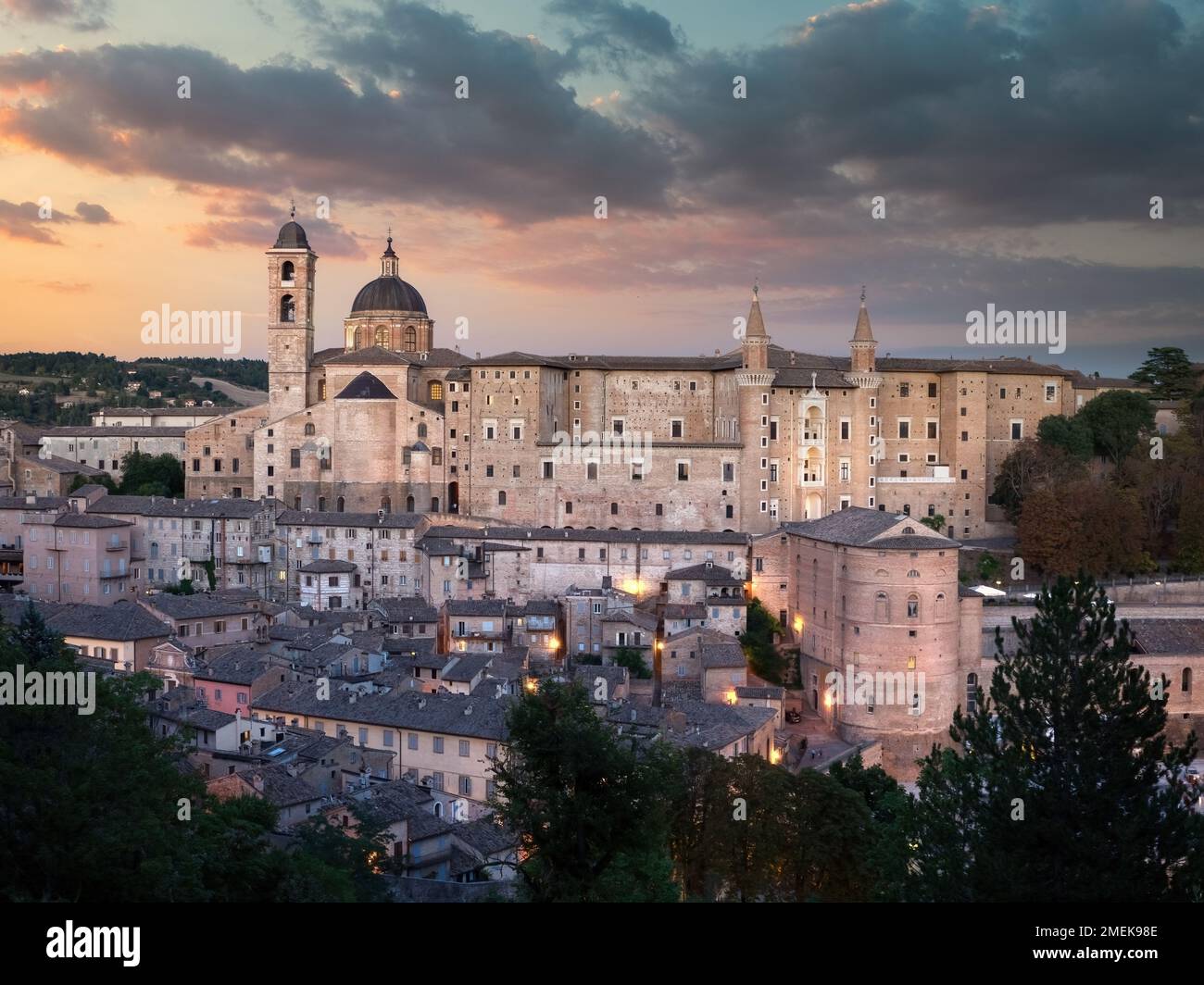 Panorama in Urbino Stadt von Italien bei Sonnenuntergang, Stadt und Weltkulturerbe in der Region Marken von Italien Stockfoto