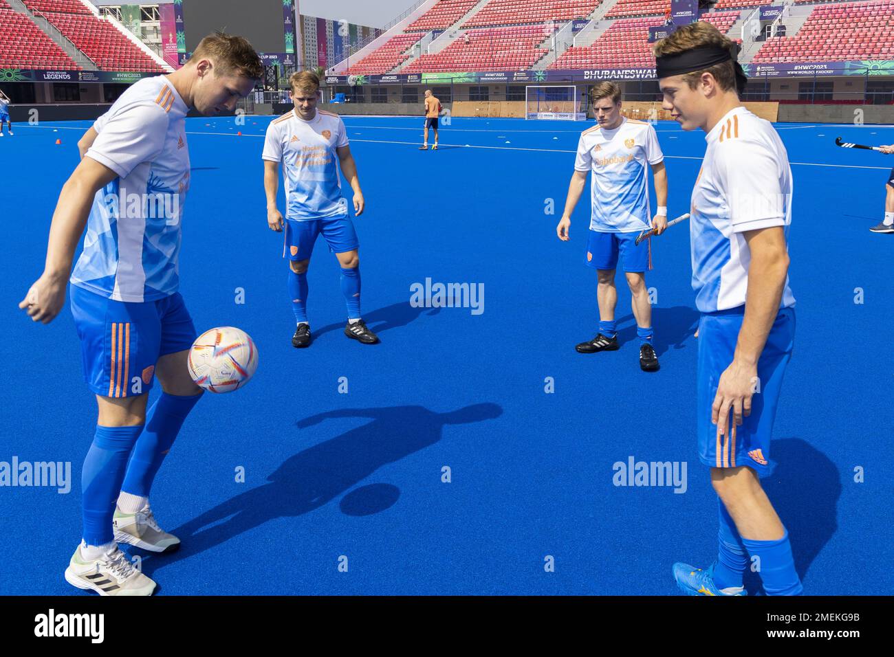 BHUBANESWAR - Aufwärmen während des Trainings im Vorfeld des Viertelfinals der Hockey-Weltmeisterschaft in Indien. ANP WILLEM VERNES niederlande raus - belgien raus Stockfoto