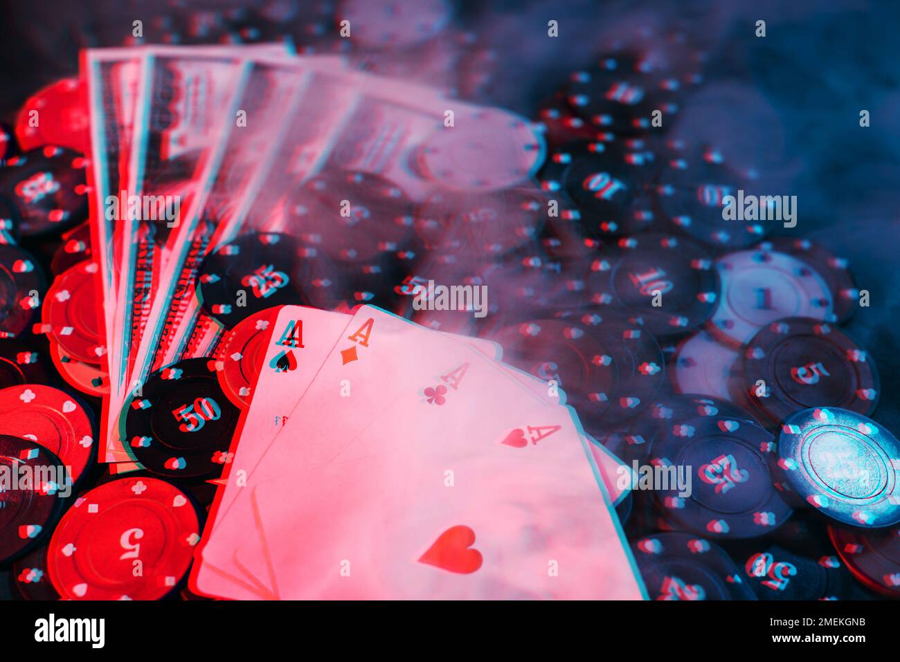 Ich Spiele Pokerchips, Karten und rauchgefülltes Geld. Ansicht von oben. 3D Glitch Virtual-Reality-Effekt Stockfoto