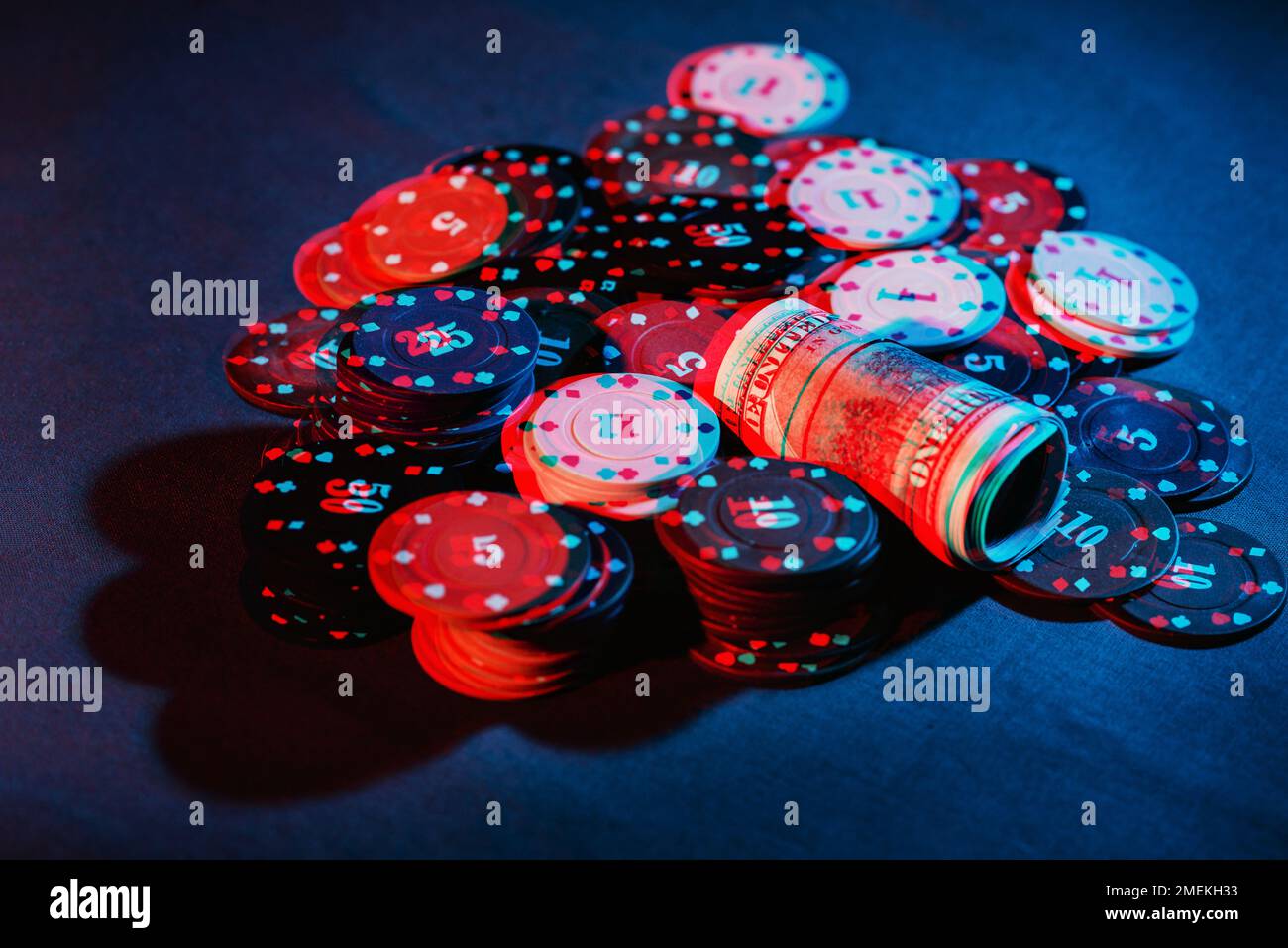 Poker. Chips spielen, Geld aus nächster Nähe setzen. 3D Glitch Virtual-Reality-Effekt Stockfoto