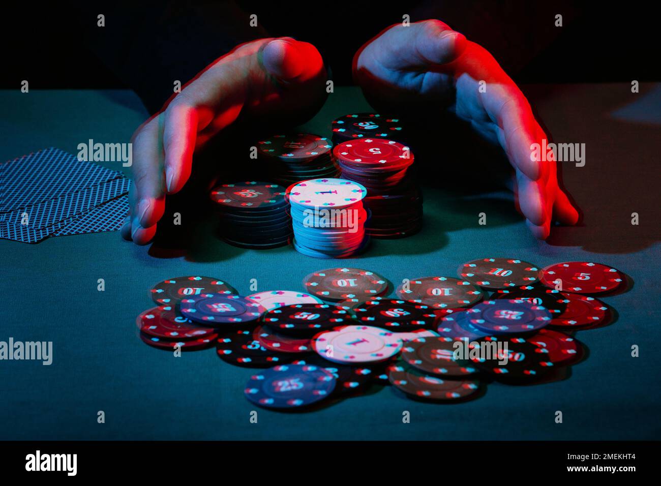 Männerhände setzen mit Spielchips. 3D Glitch Virtual-Reality-Effekt Stockfoto