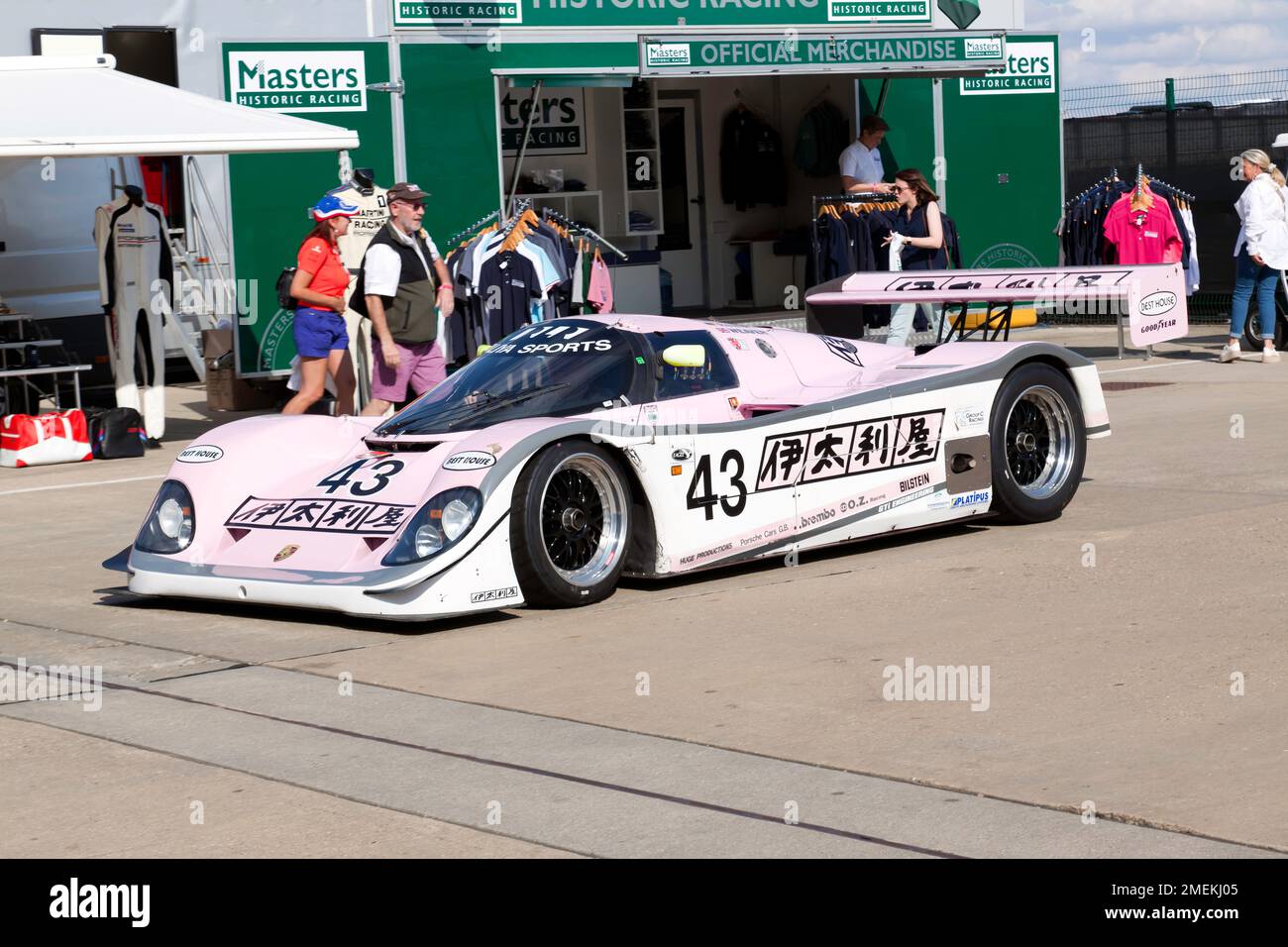 Ein 1989/90 Porsche 962, der von Damon Hill, David Hobbs und Steven Andskar im Le Mans 24 h gefahren wurde, um sich auf eine Rennvorführung vorzubereiten Stockfoto