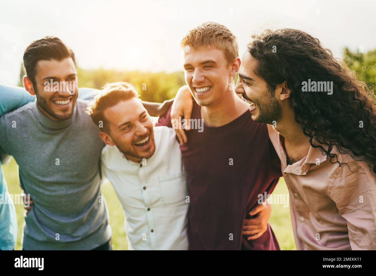Glückliche männliche Freunde, die Spaß zusammen im Freien haben - konzentriere dich auf das richtige Männergesicht Stockfoto