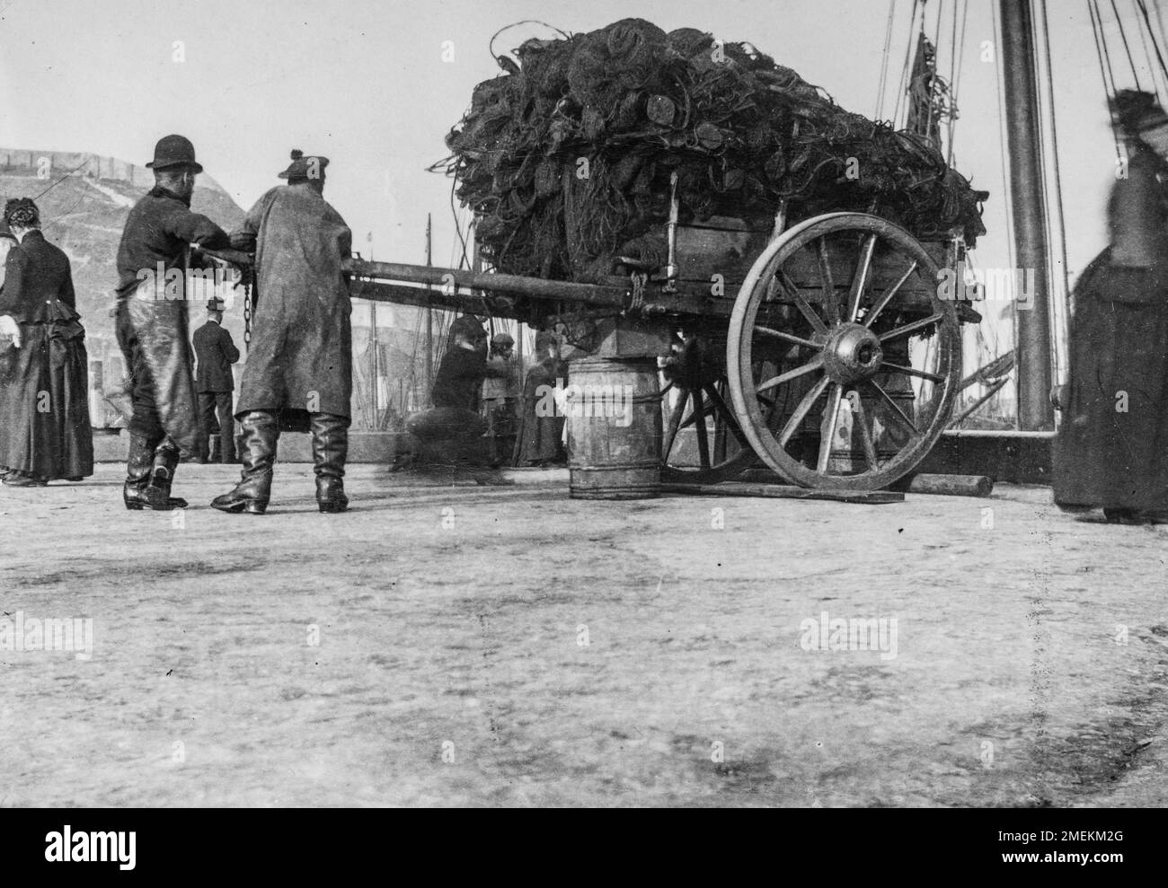 Scarborough, North Yorkshire, Großbritannien. Zwei Fischer mit einem Wagen voller Fischernetze und Hummertöpfen. Ein Amateurfoto, aufgenommen um 1900. Stockfoto