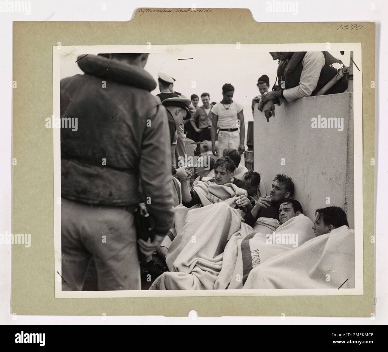 Gefangengenommene deutsche Seeleute werden an Bord eines Cutters der US-Küstenwache gezeigt, nachdem ihr U-Boot während des Zweiten Weltkriegs gegen deutsche U-Boote im Atlantik versenkt wurde. Stockfoto