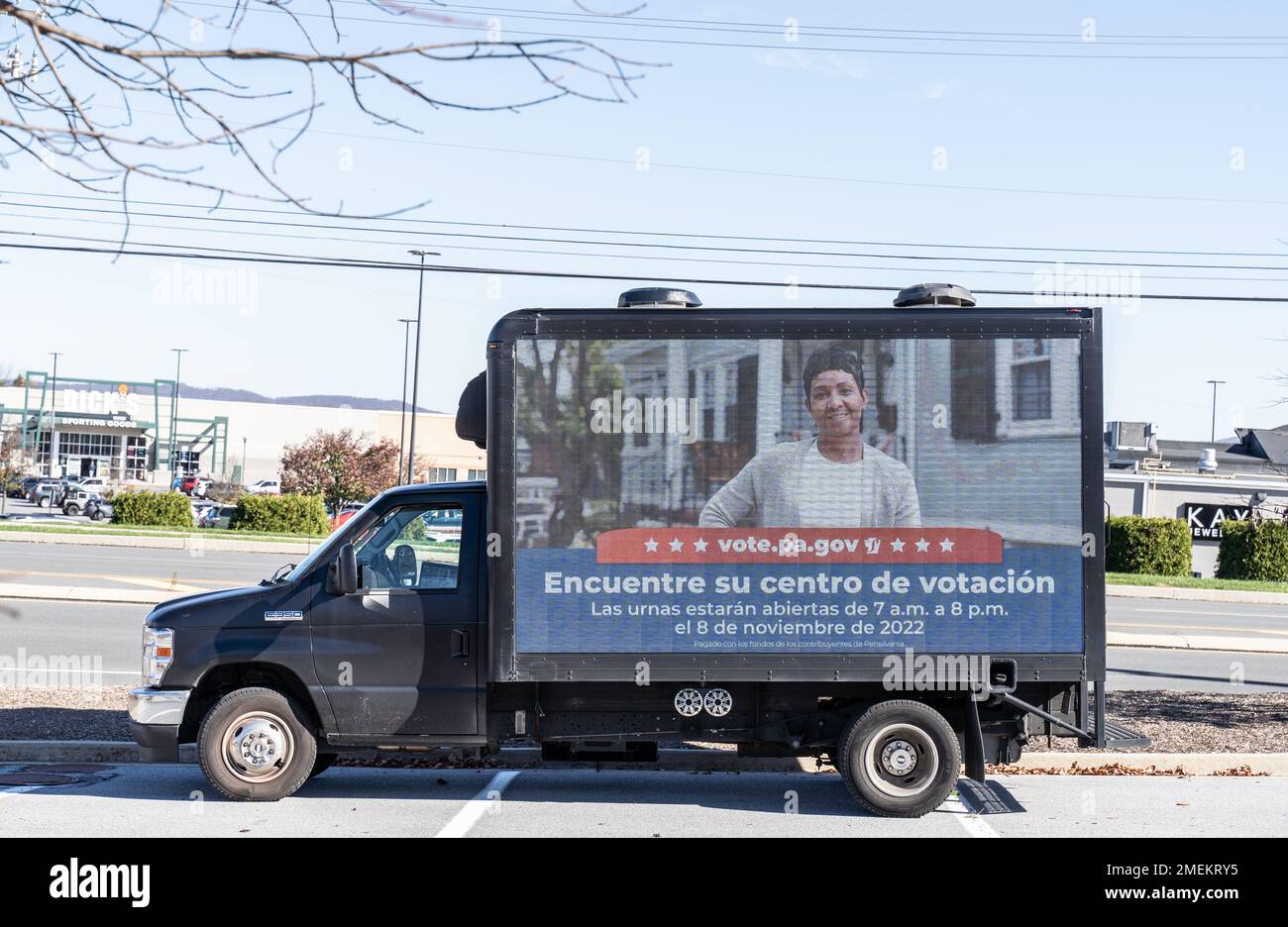 Spring Township, Pennsylvania: 8. November 2022: Ein mobiler Plakatwagen erinnerte die spanischsprachigen Wähler daran, ihre Wahlzettel für die Penns abzugeben Stockfoto