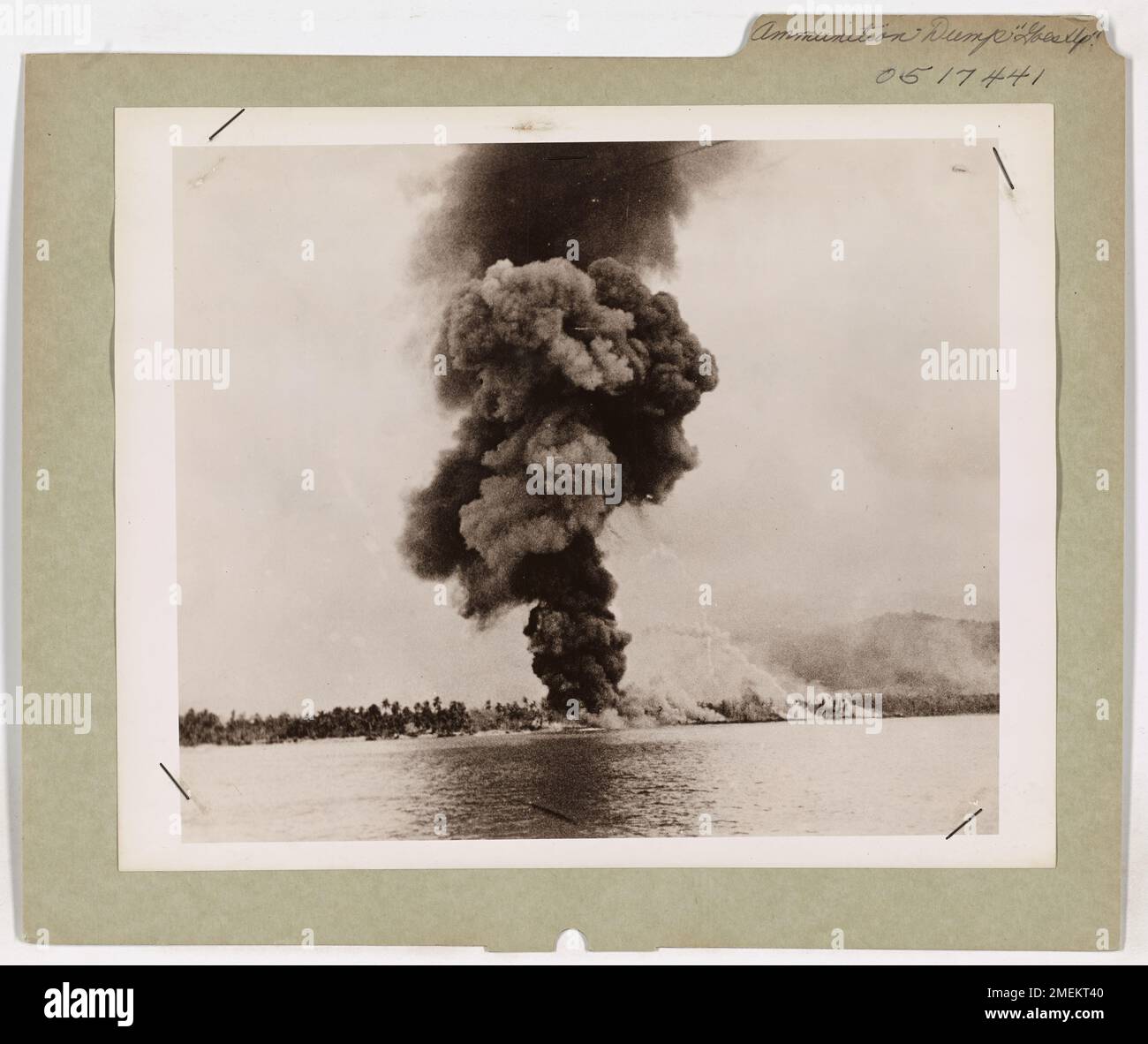 Dieses Bild zeigt eine Bombe, die von einem japanischen Angreifer getroffen wurde und eine amerikanische Munitionskippe an den Ufern Hollandias explodiert. Die Explosion demonstriert die zerstörerische Kraft feindlicher Luftangriffe während des Zweiten Weltkriegs im Pazifik. Stockfoto