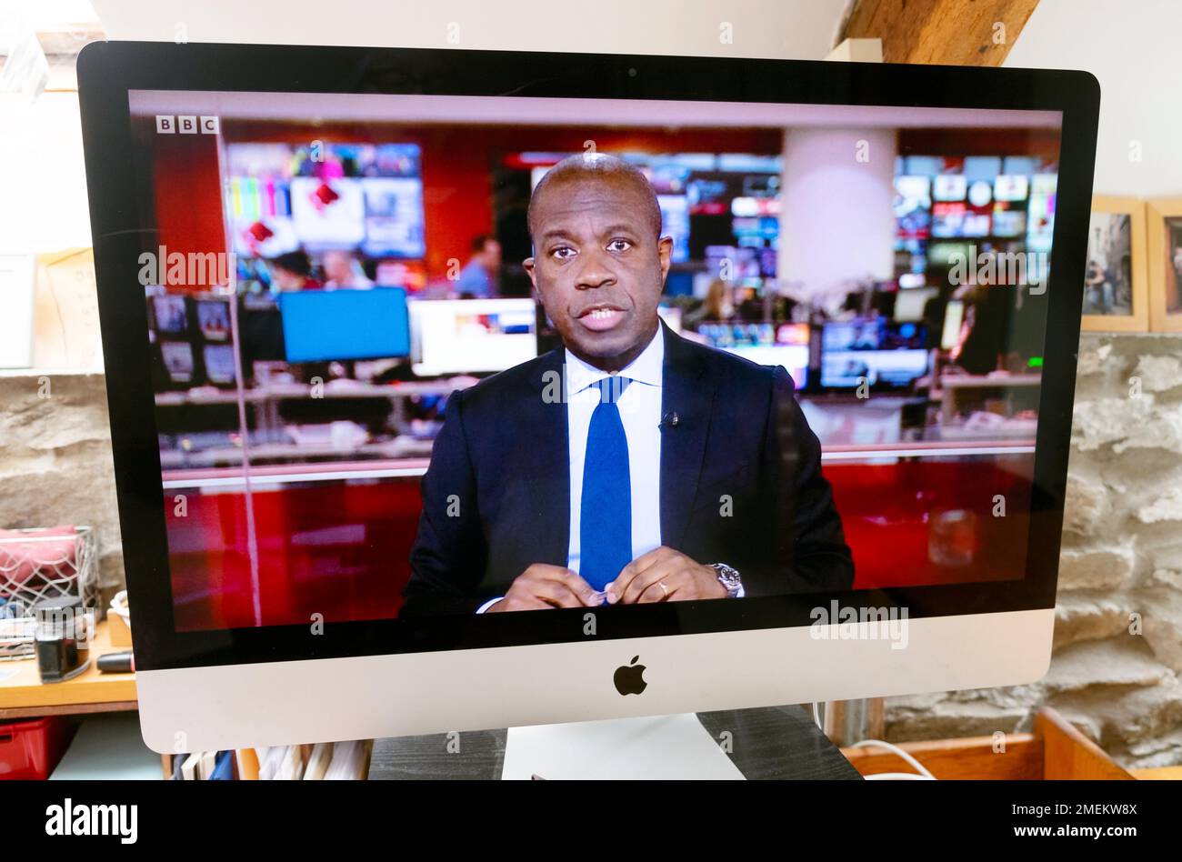 BBC Evening News Moderator Leser britische Nachrichtensprecherin Journalist Clive Myrie TV Computer Screen Grab am 23. Januar 2023 London England Großbritannien Großbritannien Stockfoto