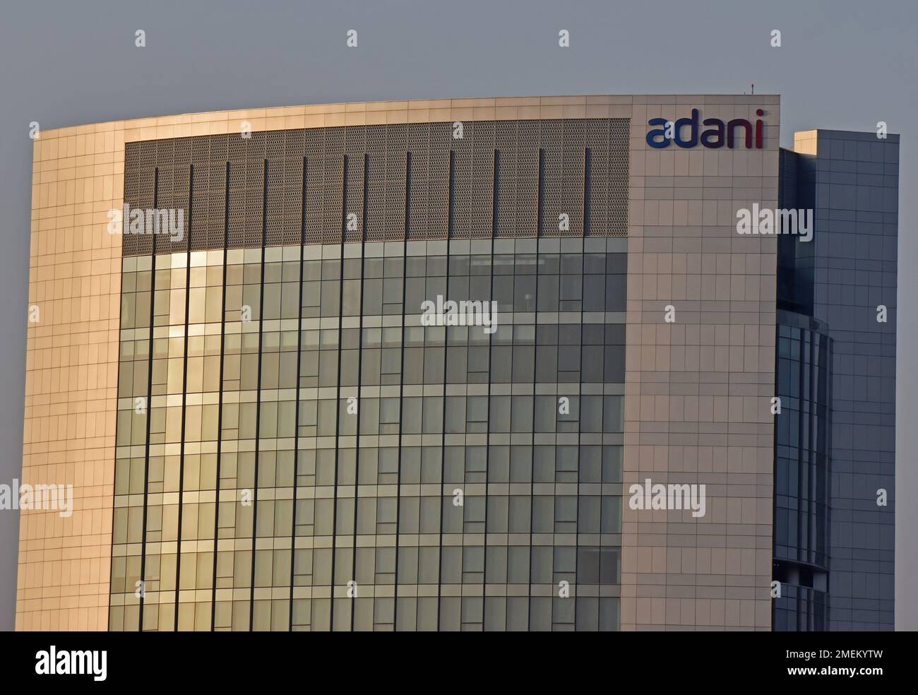 Blick auf das Adani-Firmengebäude in Ahmedabad. Adani ist ein multinationaler Konglomerat, der von seinem Vorsitzenden Gautam Adani gegründet wurde und weltweit diversifizierte Geschäfte betreibt. (Foto von Ashish Vaishnav/SOPA Images/Sipa USA) Stockfoto