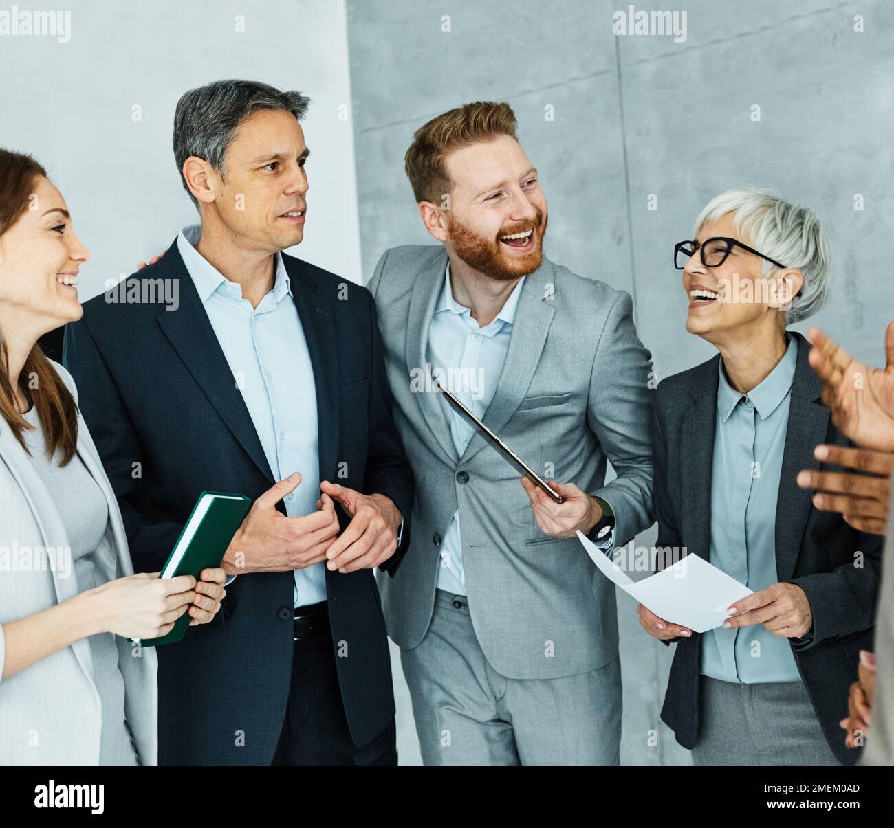 Junge Geschäftsleute treffen Büro Teamarbeit Gruppenvorstellung Seminar Senior reifen Kollegen zusammen Stockfoto