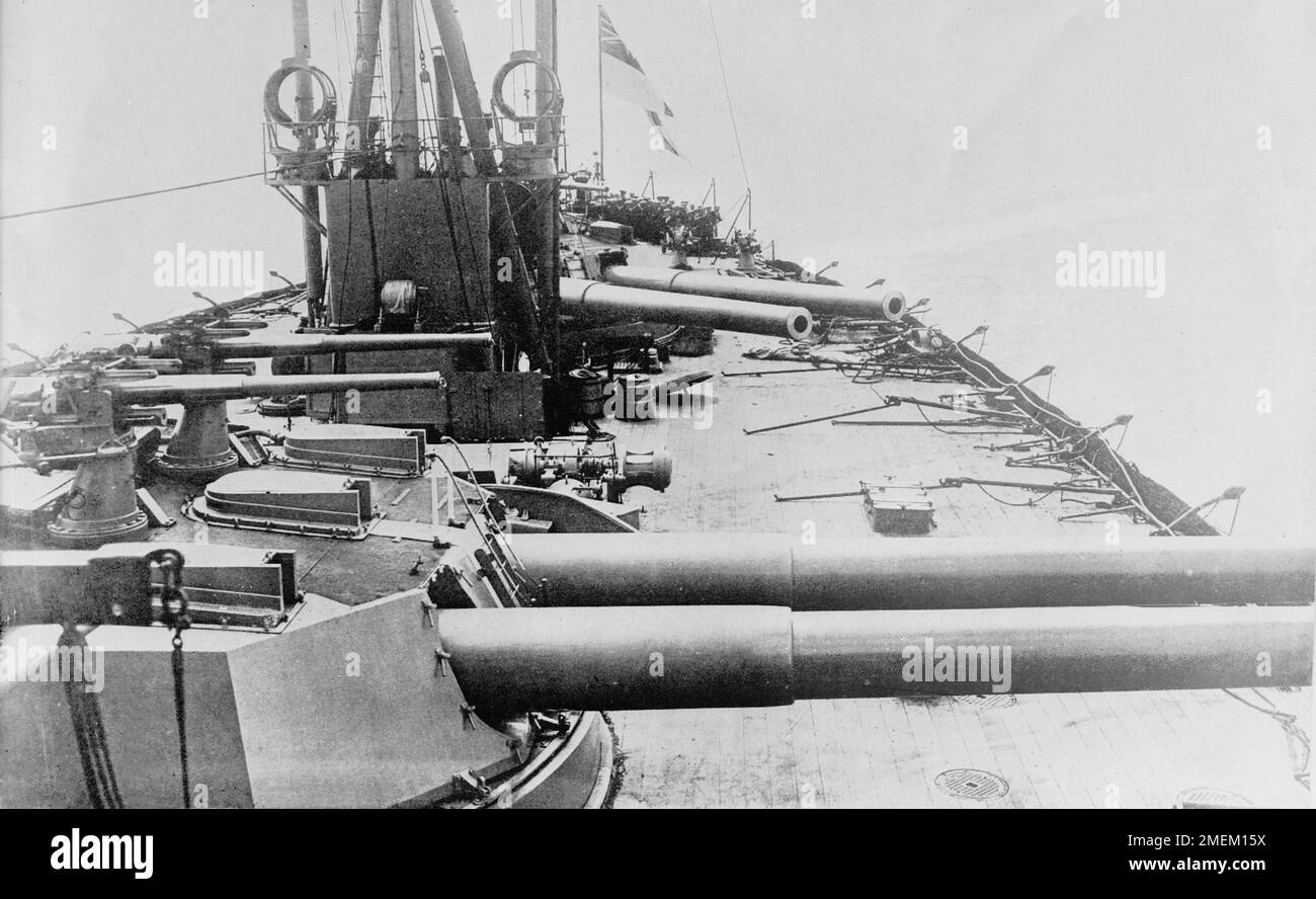 Vintage-Foto um 1910 von dem britischen Schlachtschiff HMS Dreadnought mit ihren 12-Zoll-Gewehren auf dem Quartalsdeck. Stockfoto