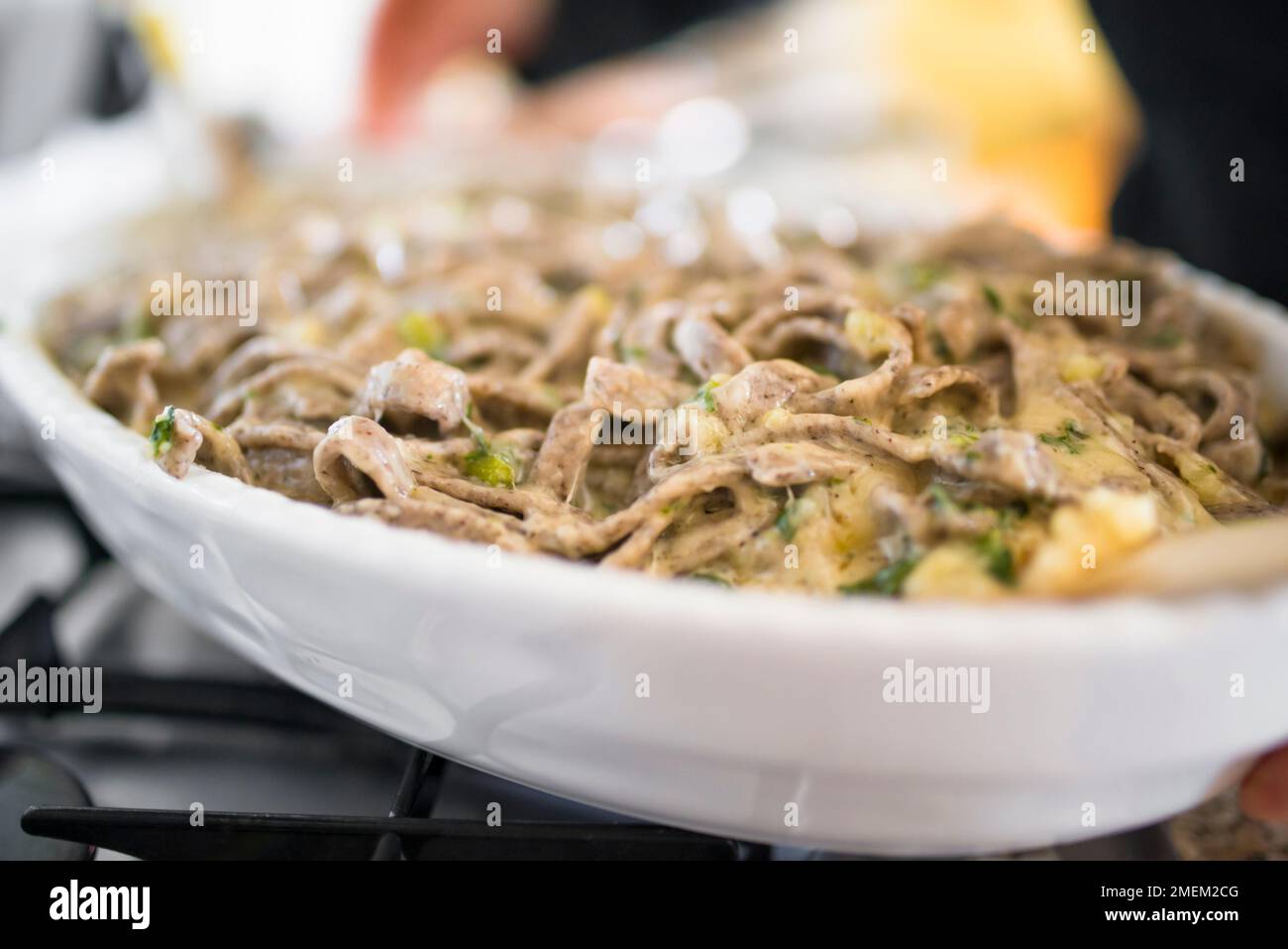 Hausgemachte Pizzoccheri alla Valtellinese Stockfoto