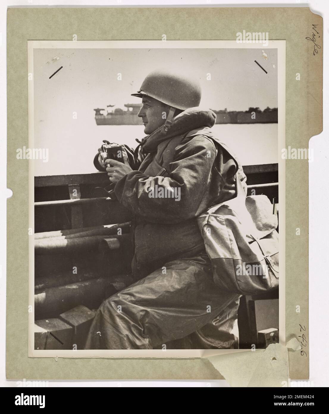 Scott Wigle Schickt Das Erste Invasionsfoto Zurück. Der Küstenwache-Kampffotograf S. Scott Wigle, ehemaliger Journalist von Detroit (Mich.), machte das erste Foto der Invasion in Frankreich, das über die USA in die USA zurückgeschickt wurde Teleobjektiv aus London am D Day. Auf dem Bild stand: "Sie sind aus. Die Invasion ist an,' zeigte Kolumnen von truppengepackten LCI's, die über den Ärmelkanal nach Frankreich fliegen. Über uns lagen Sperrballons, um das Infanterie-Landefahrzeug gegen niederfliegende Nazi-Straftäter zu schützen. Wigle, dessen Haus in Detroit ist, diente eine Zeit lang im Hauptquartier der Küstenwache Stockfoto
