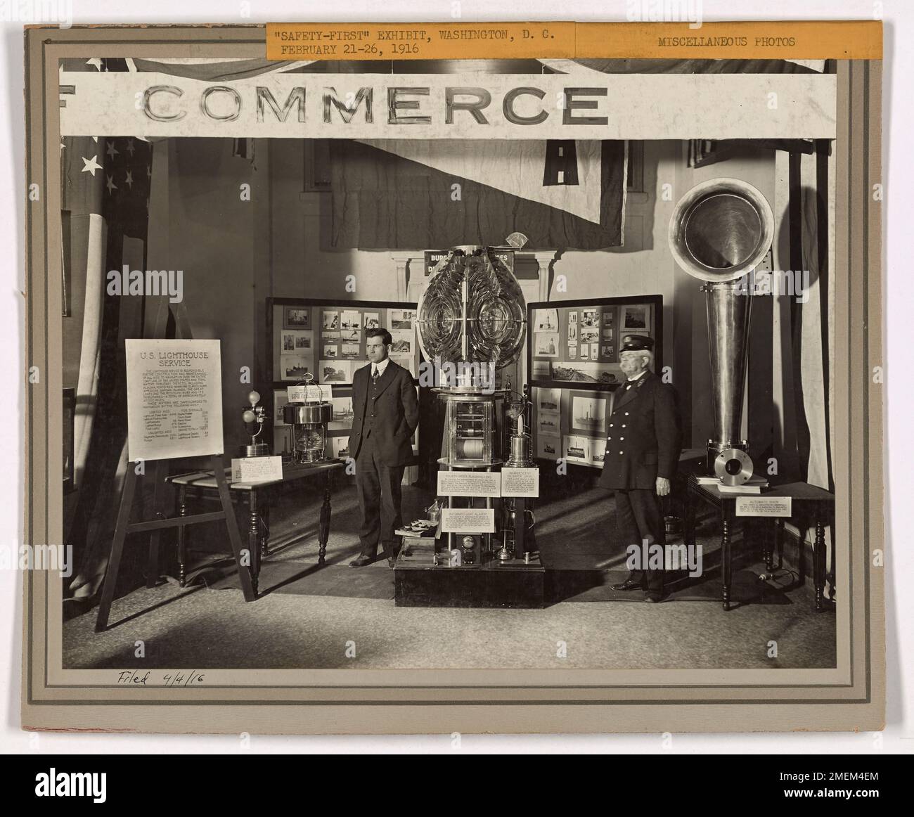 Die Ausstellung „Safety First“ in Washington D.C., die vom 21. Bis 26. Februar 1916 stattfand, zeigt Sicherheitsprotokolle und Ausrüstung, die vom U.S. Lighthouse Service verwendet werden. In der Ausstellung wurden Fortschritte bei der Sicherheit im Seeverkehr und die Bedeutung eines sicheren Betriebs für US-Küstendienste hervorgehoben. Stockfoto