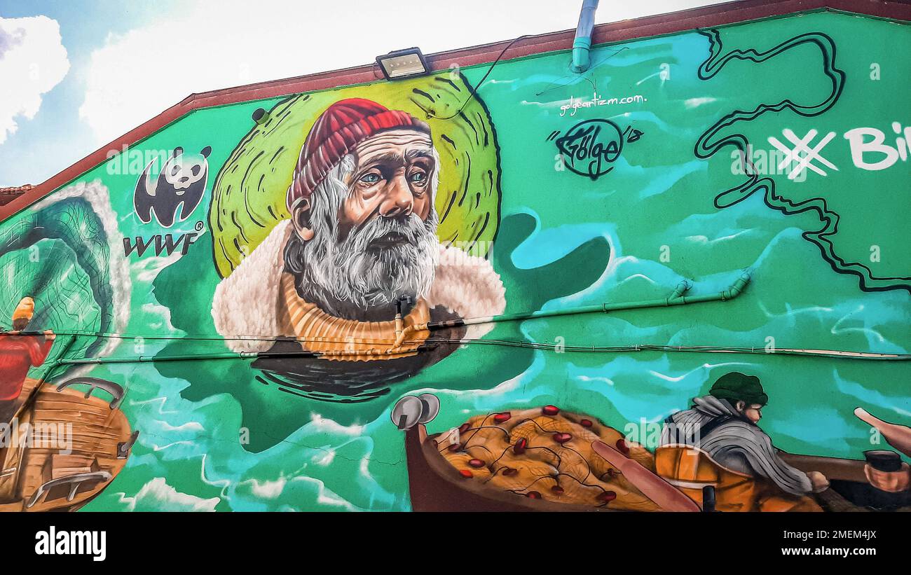 Izmir, Türkei - 23. Dezember 2022: Wandmalerei erzählt die Geschichte der Rettung der Welt, WWF-Wandkunst in Foca. Ökologiekonzept #birliktemumkun bedeutet mögliches Toge Stockfoto