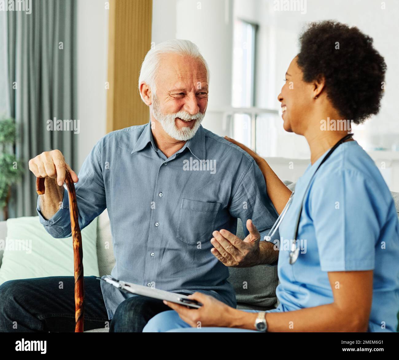 Krankenschwester Arzt Seniorenpflege Pflegekraft helfen Seniorenheim Pflege ältere Frau Mann Gesundheit Unterstützung afroamerikanischer schwarzer Gehstock Stockfoto